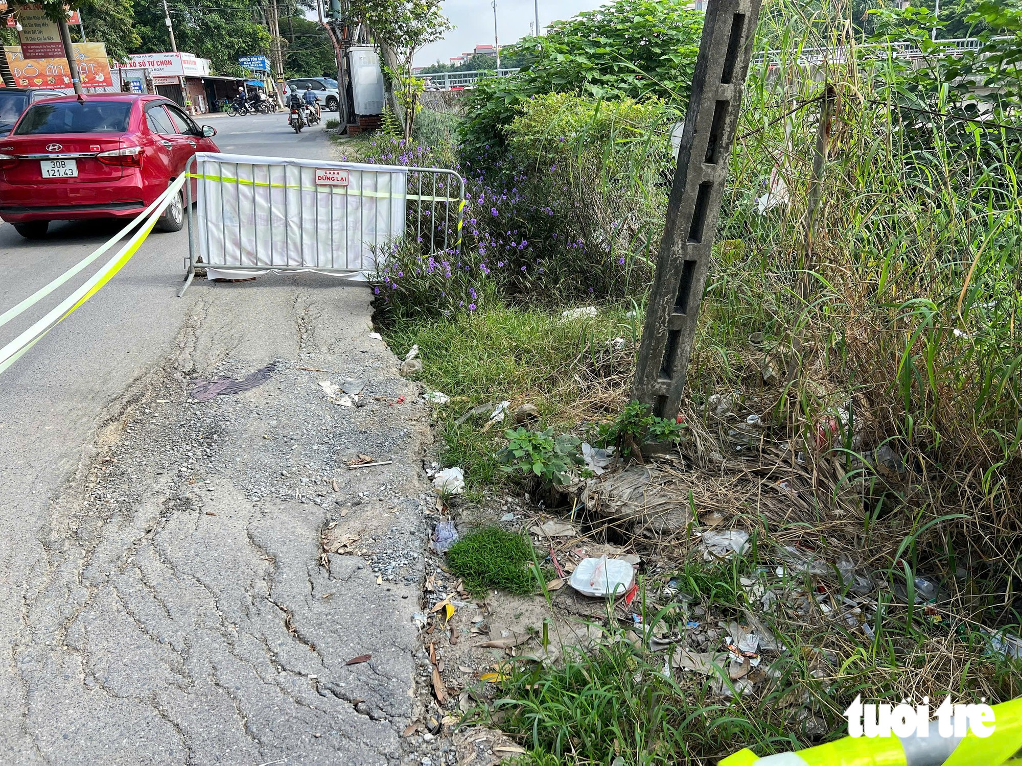 Danger lurks along severely deteriorated roads in central Hanoi- Ảnh 9.