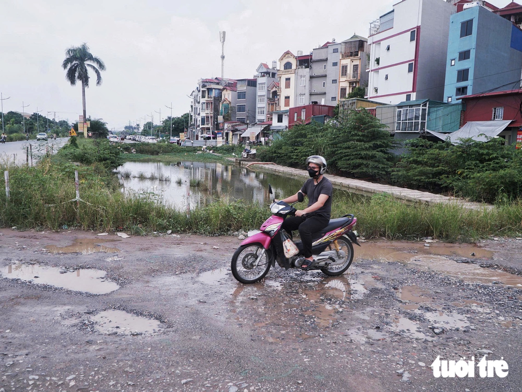 Danger lurks along severely deteriorated roads in central Hanoi- Ảnh 11.