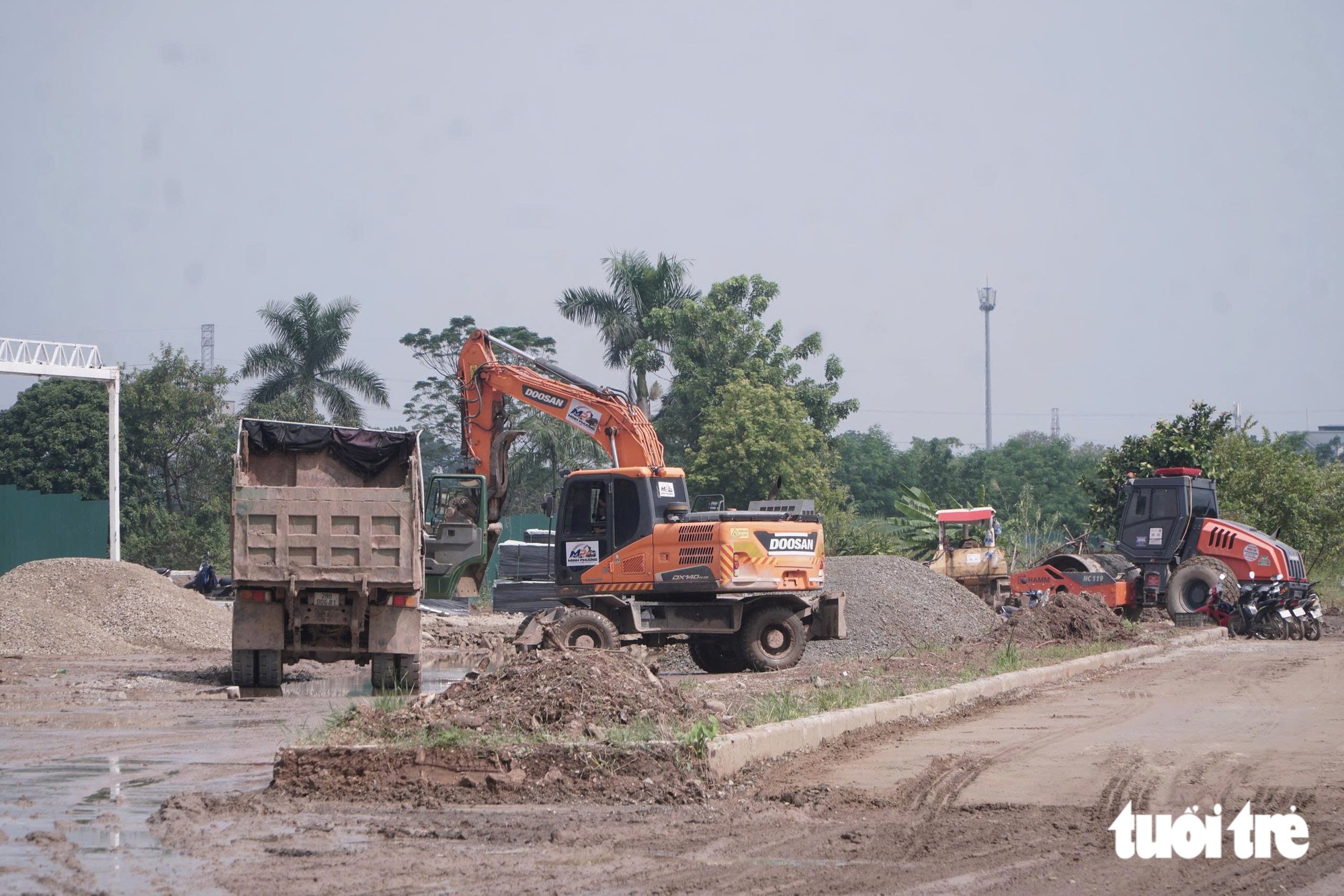 Danger lurks along severely deteriorated roads in central Hanoi- Ảnh 20.
