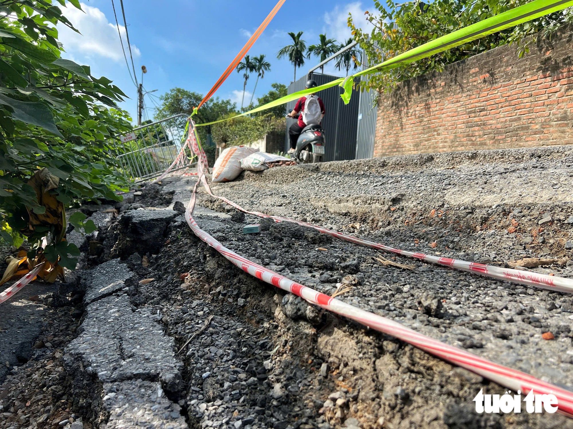 Danger lurks along severely deteriorated roads in central Hanoi- Ảnh 2.