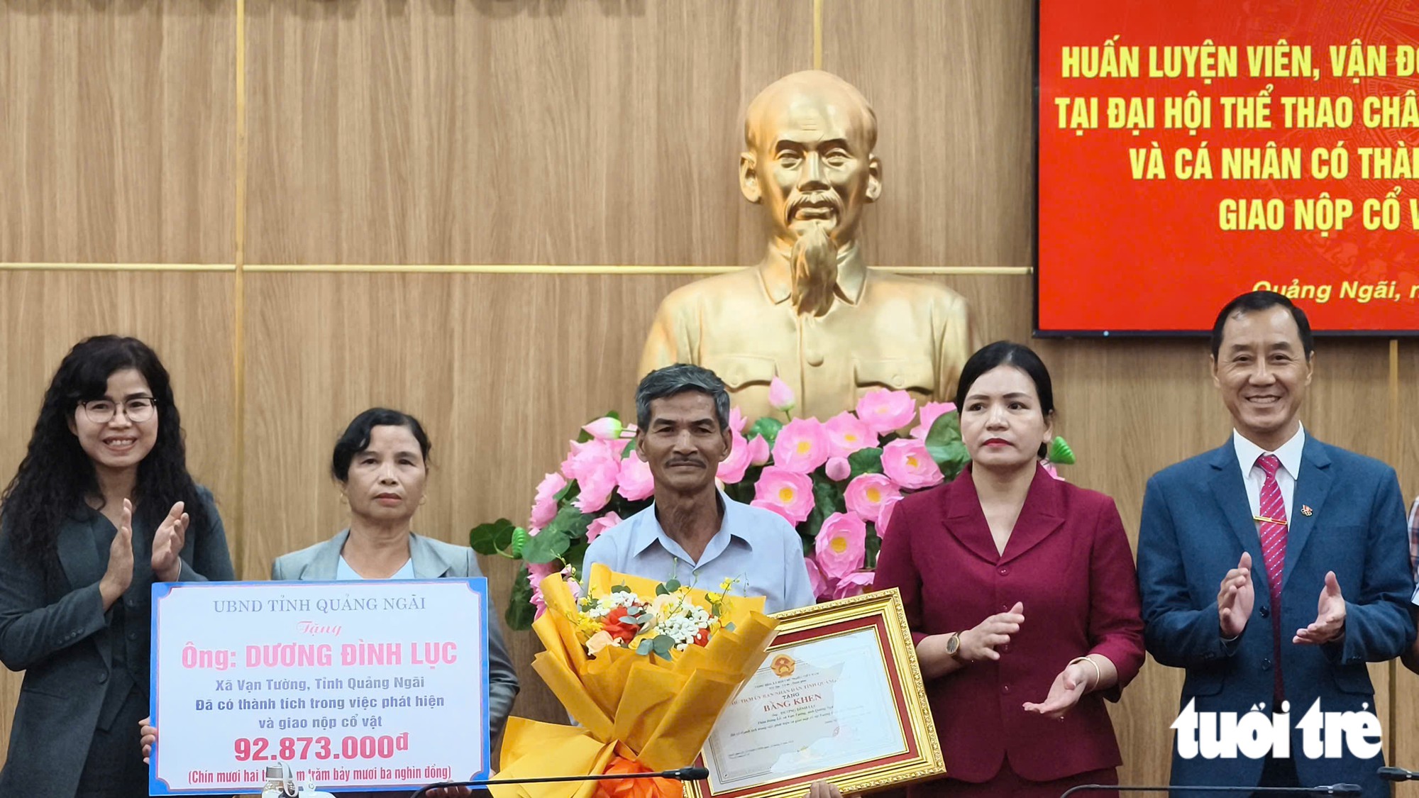Trao thưởng cho người giao nộp tượng thần khỉ Hanuman ở Quảng Ngãi - Ảnh 1.
