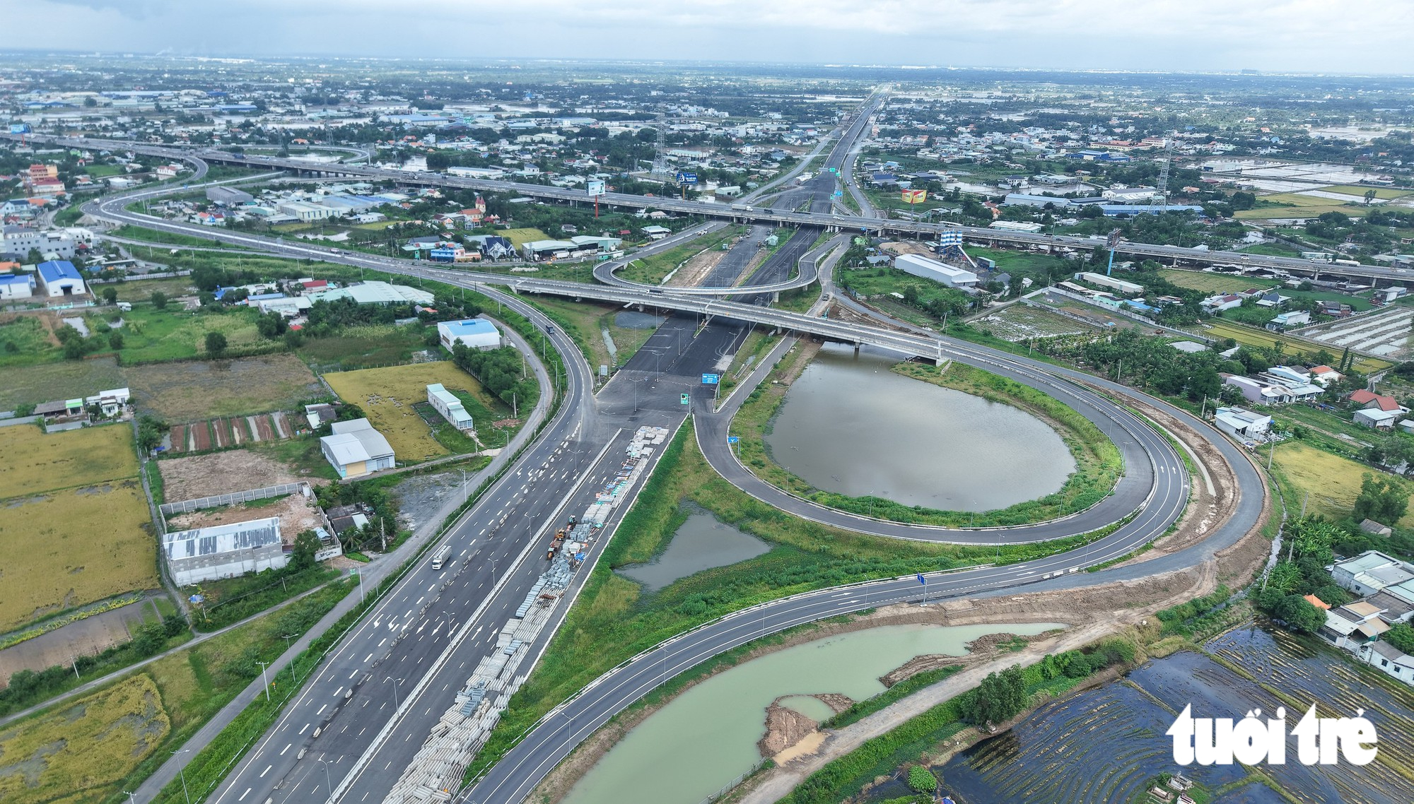 Hàng triệu người dân phía Nam rút ngắn thời gian đi lại thế nào sau khi có cao tốc Bến Lức - Long Thành? - Ảnh 1.