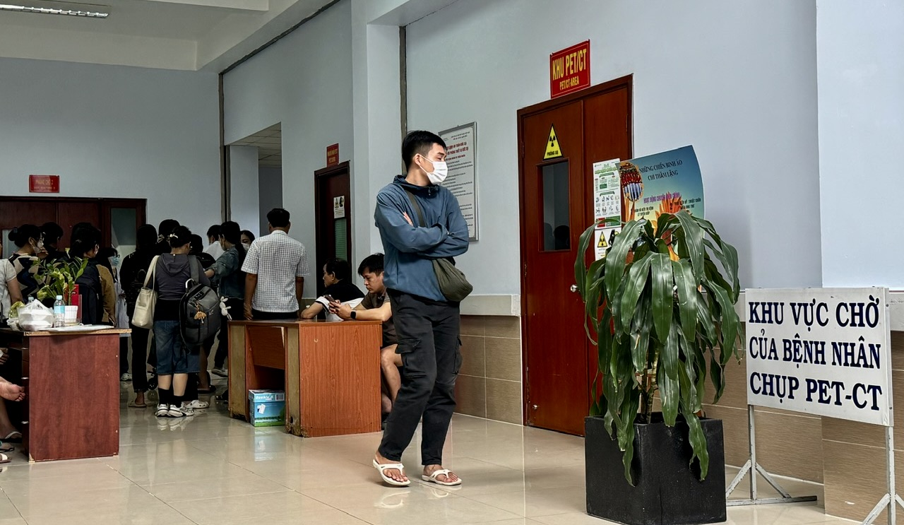 Người bệnh ung thư chờ đợi chụp PET/CT vì thiếu nguồn thuốc phóng xạ - Ảnh 1.