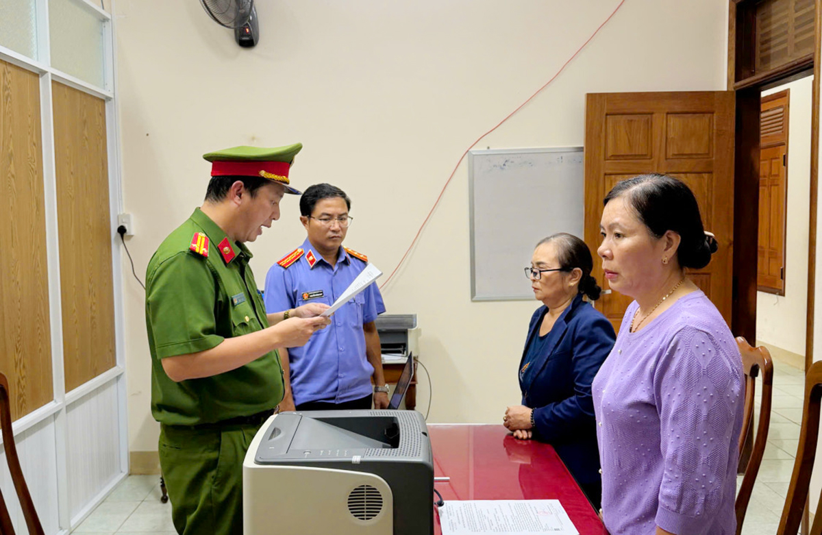 Vụ nữ hiệu trưởng lập khống hồ sơ rút gần 500 triệu đồng: khởi tố thêm 6 bị can — ảnh 2