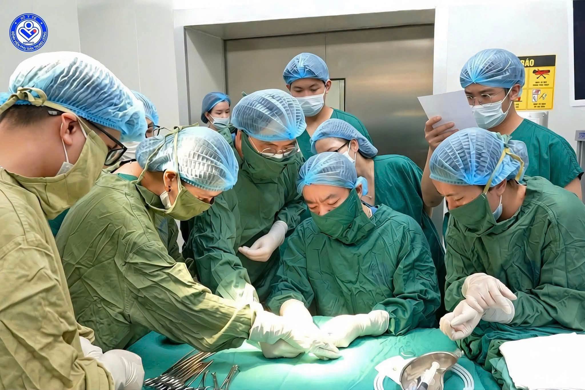 Lần đầu tiên tại Việt Nam: đặt bóng vào khí quản thai nhi 30 tuần tuổi, cứu trẻ từ trong bụng mẹ - Ảnh 2.