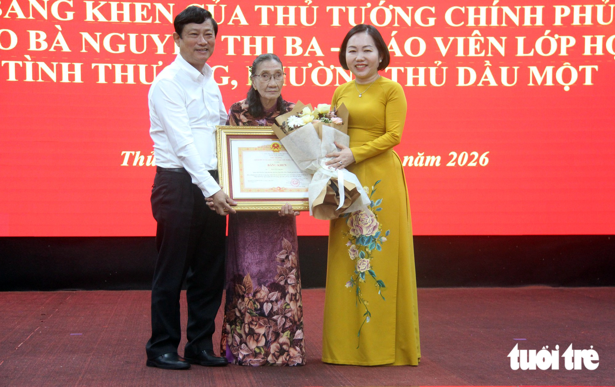 'Cô Ba' Thủ Dầu Một 10 năm dạy lớp học tình thương nhận bằng khen của Thủ tướng - Ảnh 1.