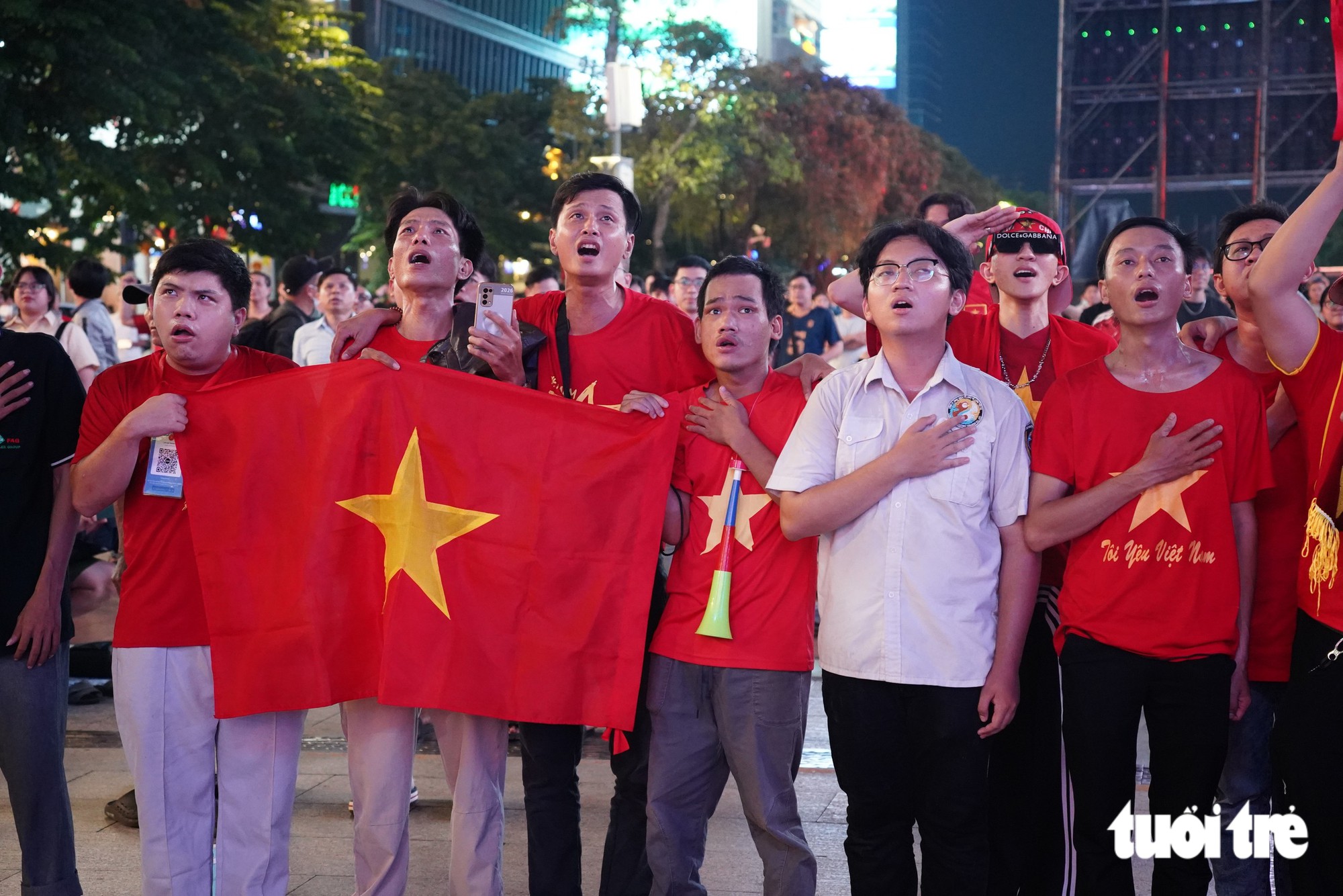 Người dân đổ về phố đi bộ Nguyễn Huệ cổ vũ đội tuyển Việt Nam - Ảnh 1.