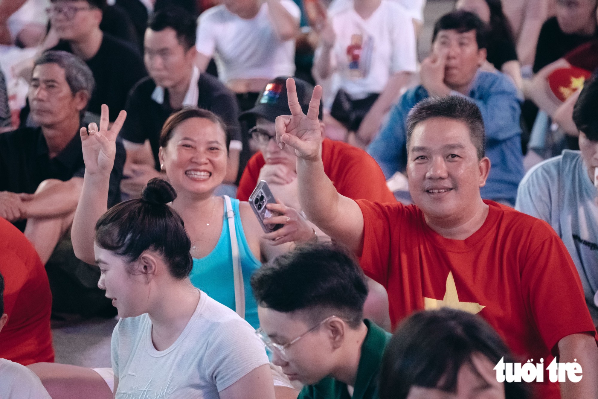 Người dân đổ về phố đi bộ Nguyễn Huệ cổ vũ đội tuyển Việt Nam - Ảnh 2.