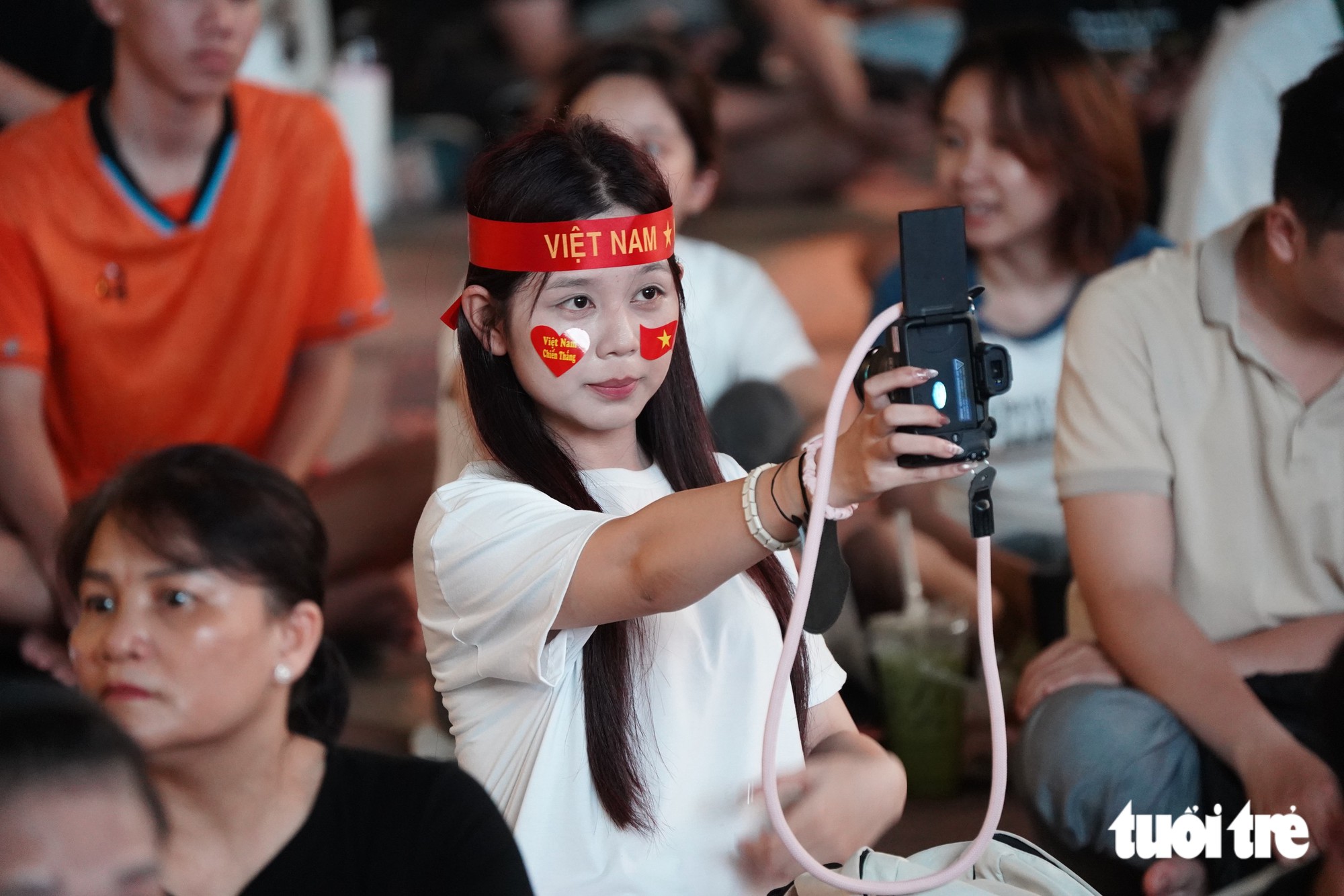 Người dân đổ về phố đi bộ Nguyễn Huệ cổ vũ đội tuyển Việt Nam - Ảnh 4.