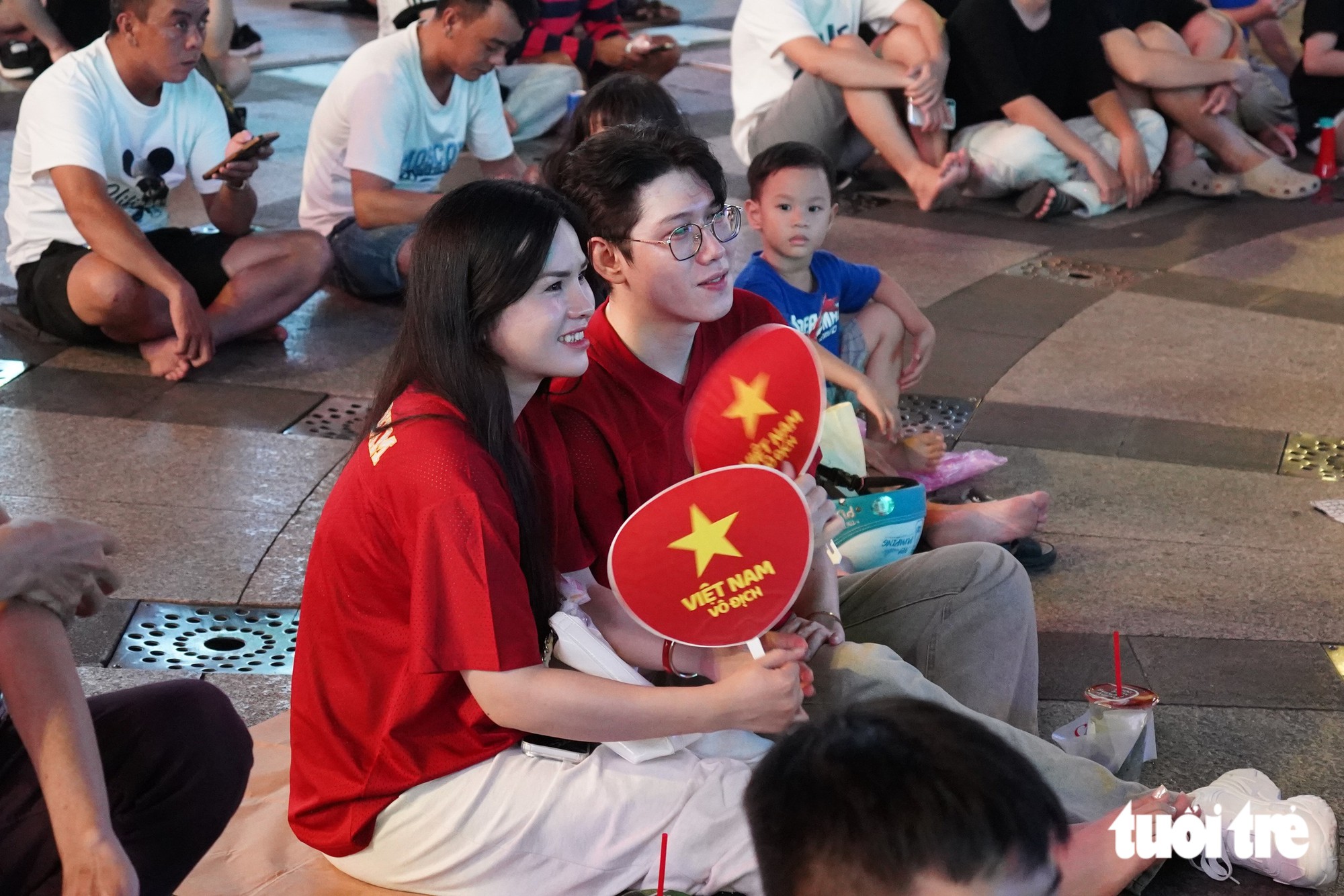 Người dân đổ về phố đi bộ Nguyễn Huệ cổ vũ đội tuyển Việt Nam - Ảnh 8.