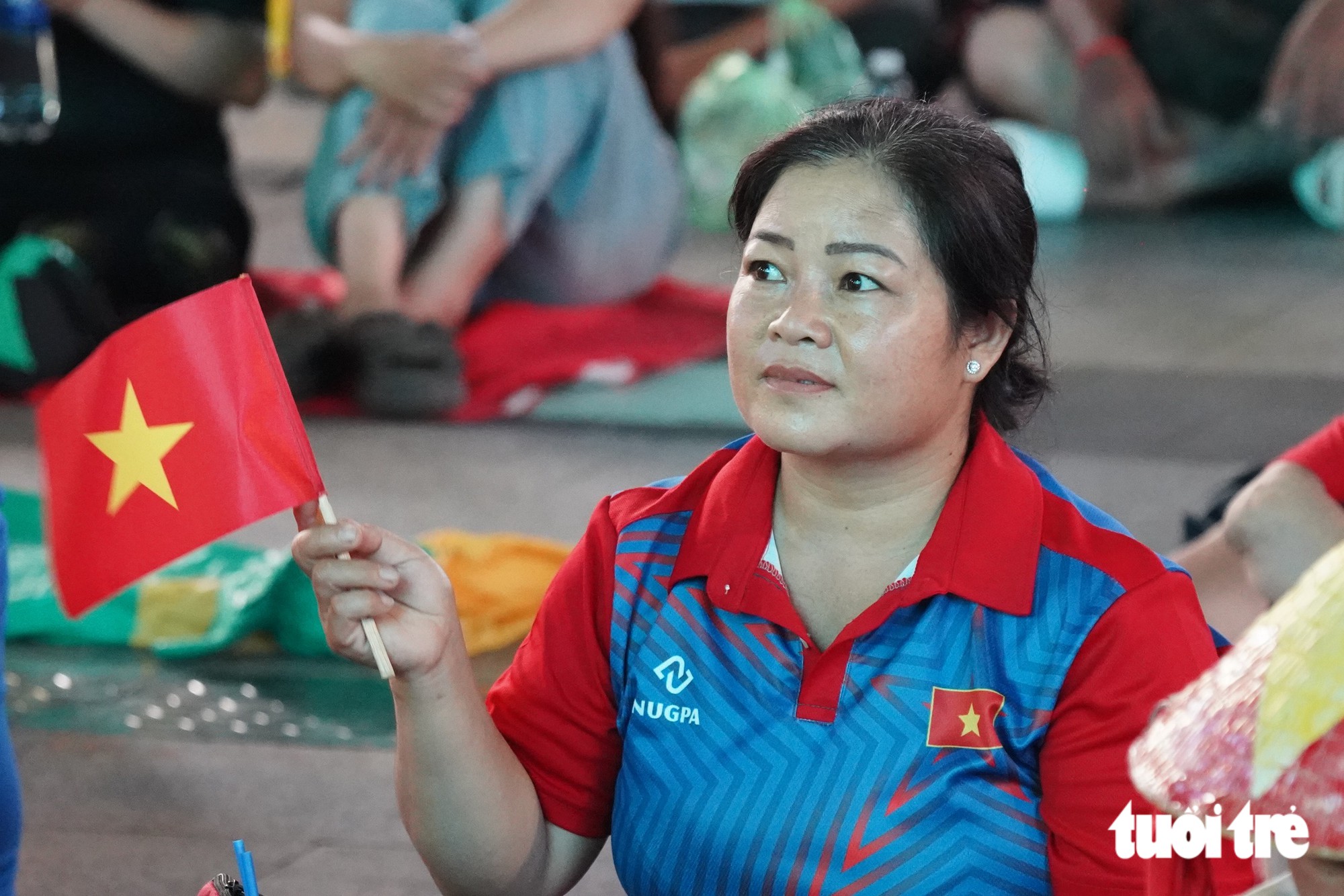 Người dân đổ về phố đi bộ Nguyễn Huệ cổ vũ đội tuyển Việt Nam - Ảnh 9.