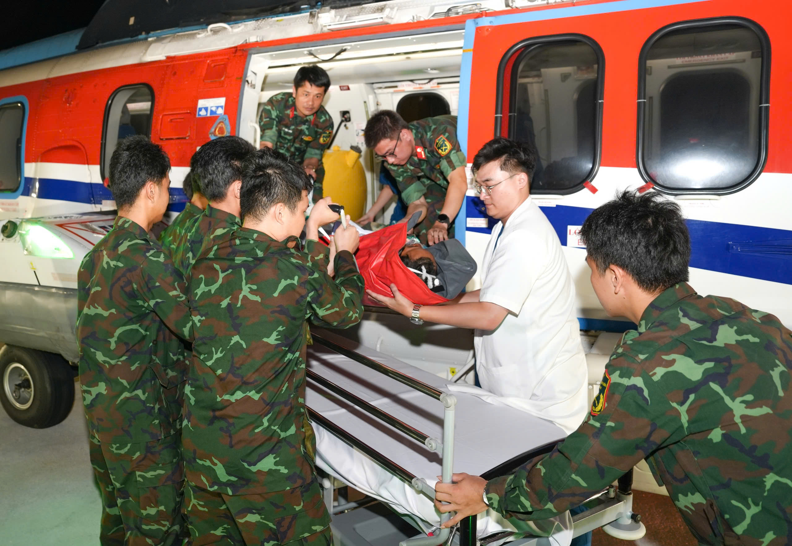 Trực thăng hạ cánh trên nóc toà nhà 1.000 giường, đưa ngư dân từ Trường Sa về đất liền - Ảnh 2.