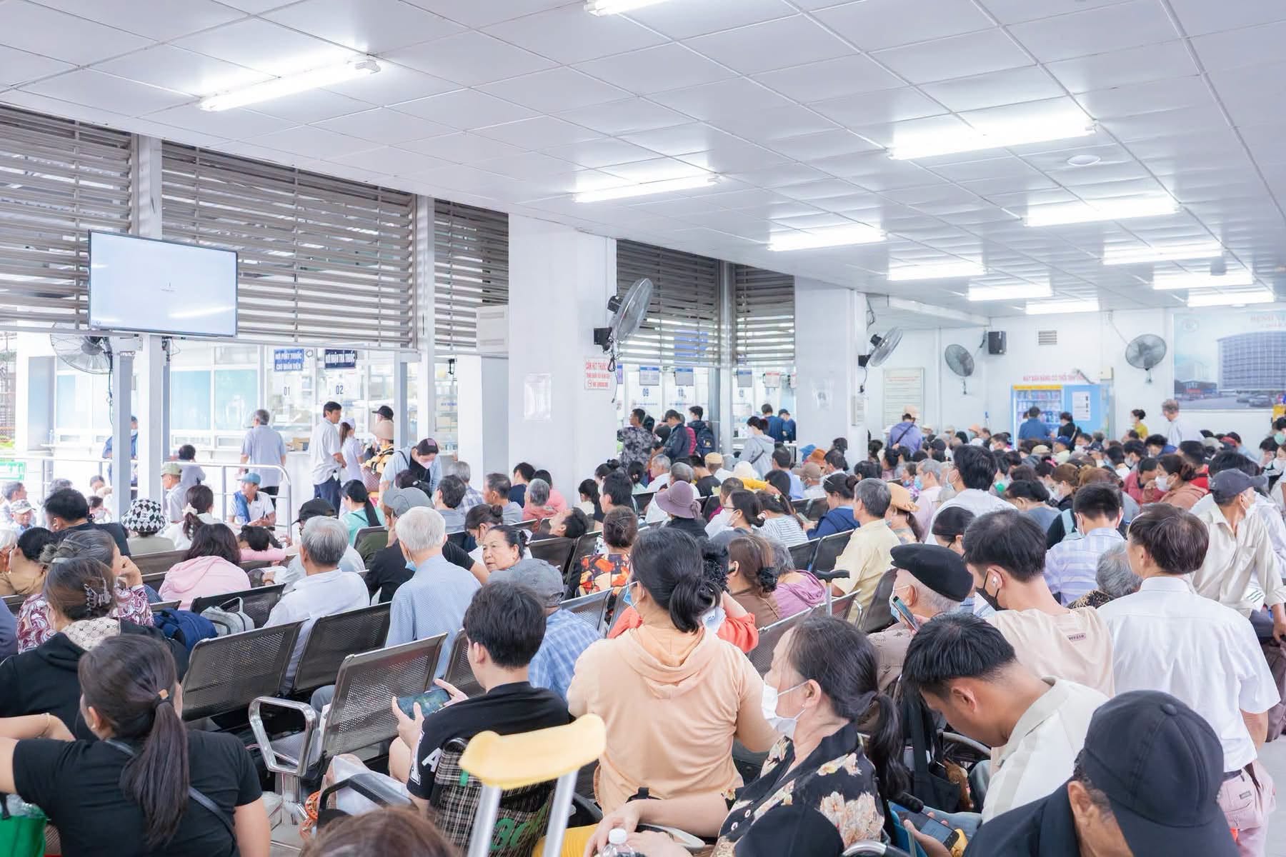 Hơn 1.400 ca cấp cứu tại Chợ Rẫy dịp lễ 2-9, tai nạn giao thông giảm 12,7% - Ảnh 1.