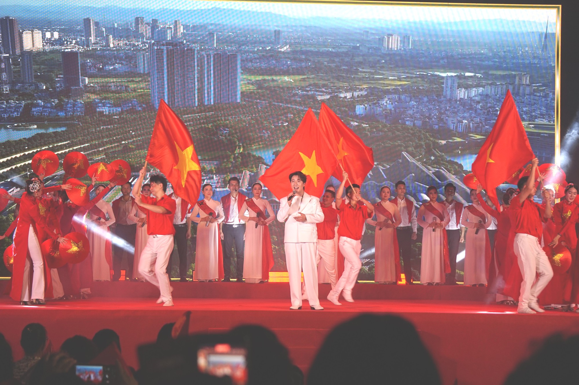 Khách Tây khách ta chen chân xem hát mừng ‘mùa thu độc lập’ bên hồ Gươm đêm Quốc khánh - Ảnh 1.