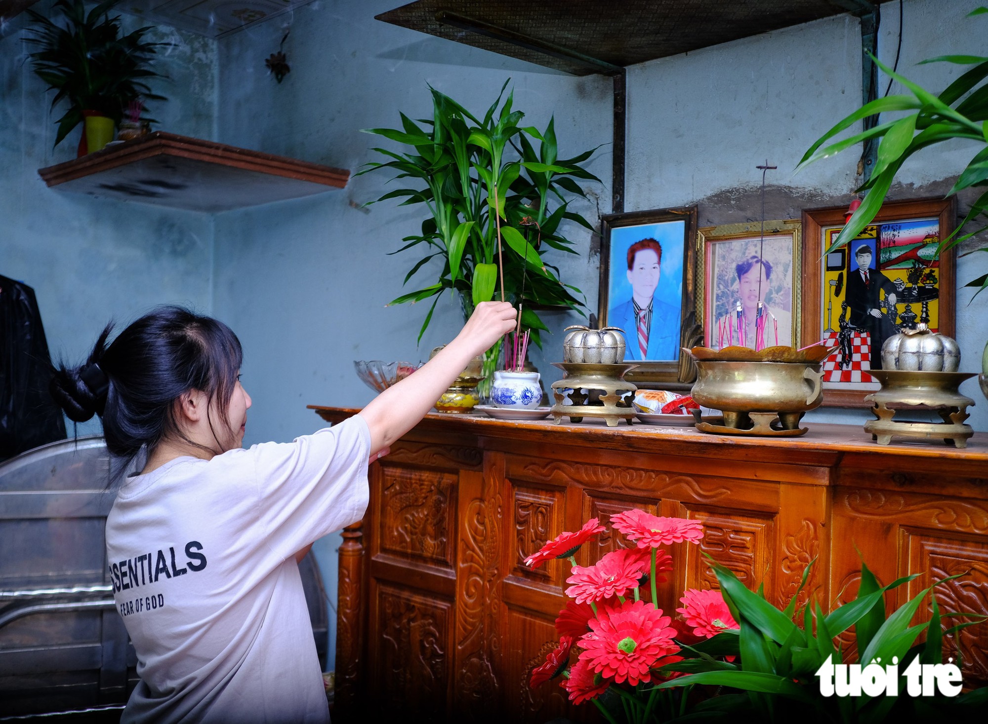 Nữ sinh Krông Pa bốc xếp hàng từ chiều tối đến tinh mơ, không còn cha mẹ, tự tiến vào đại học - Ảnh 2.