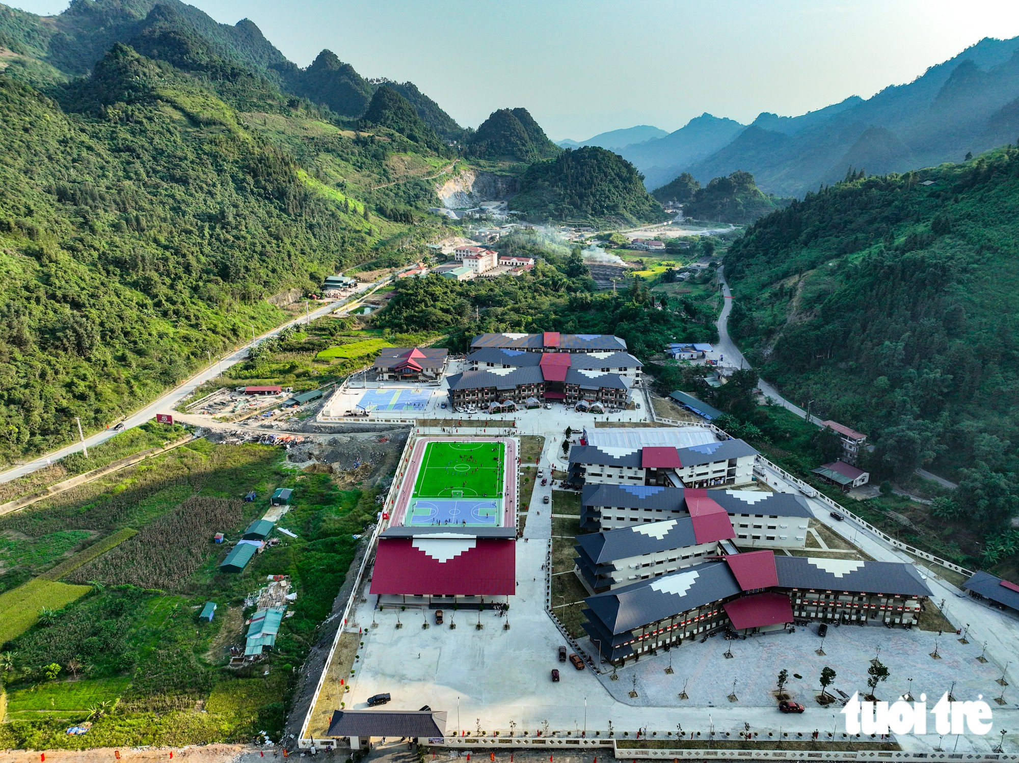 Hình ảnh ngôi trường mang sắc màu dân tộc Mông, Dao ở vùng biên Lào Cai trước ngày khai giảng - Ảnh 1.
