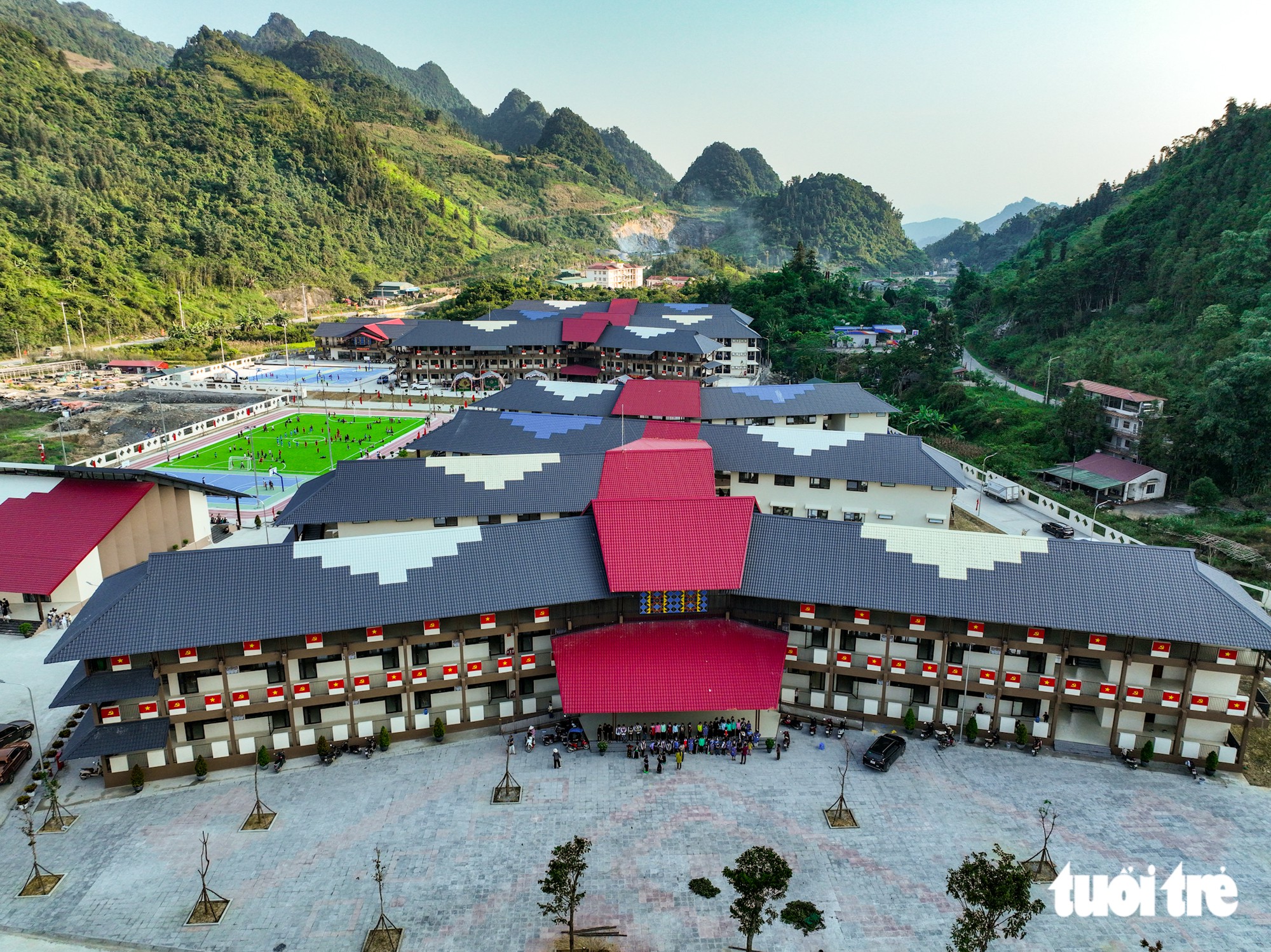 Hình ảnh ngôi trường mang sắc màu dân tộc Mông, Dao ở vùng biên Lào Cai trước ngày khai giảng - Ảnh 3.