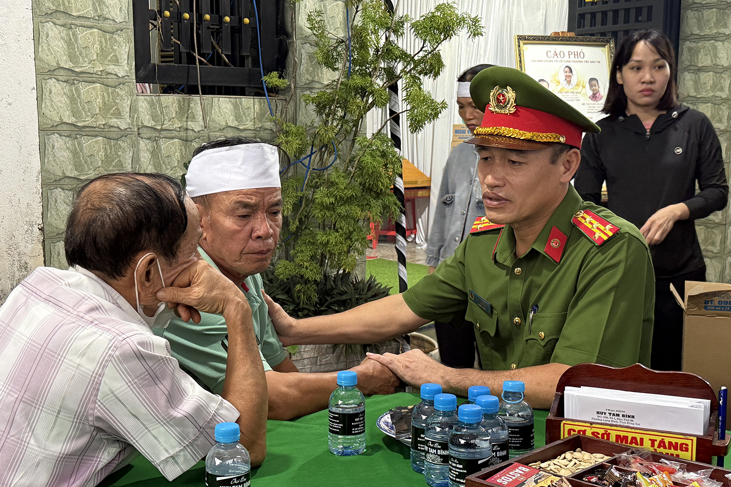 Người cha già từ Nghệ An vào Đồng Nai lo hậu sự cho con dâu và hai cháu - Ảnh 2.