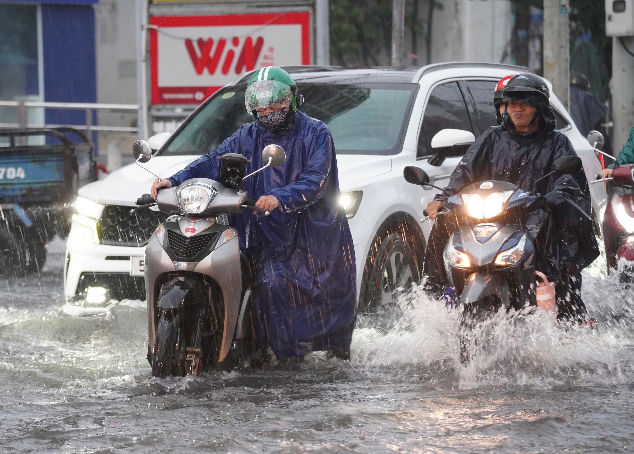 Torrential rain floods roads across central Ho Chi Minh City - Ảnh 3.