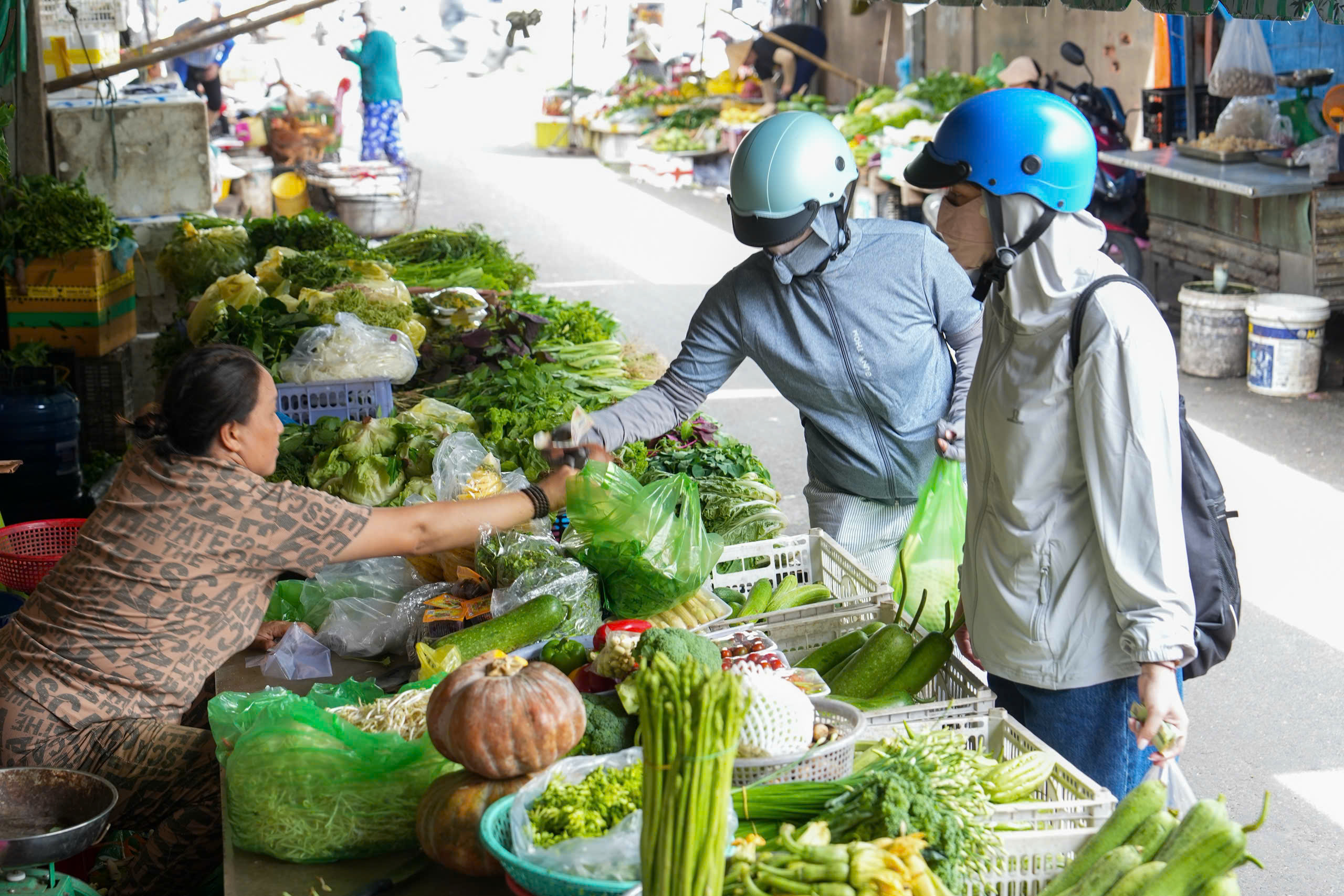 Giá cả đầu ngày: Khoai mì, cam sành đồng loạt tăng giá, người trồng phấn khởi; giá rau xanh vẫn neo cao - Ảnh 3.