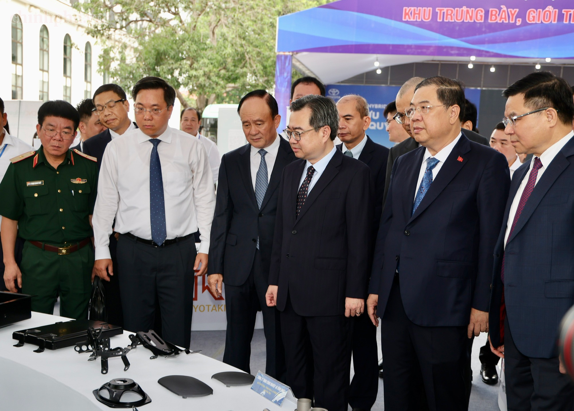 Phó Thủ tướng Thường trực: Không có quốc gia nào trở thành nước công nghiệp phát triển chỉ bằng lắp ráp - Ảnh 2.