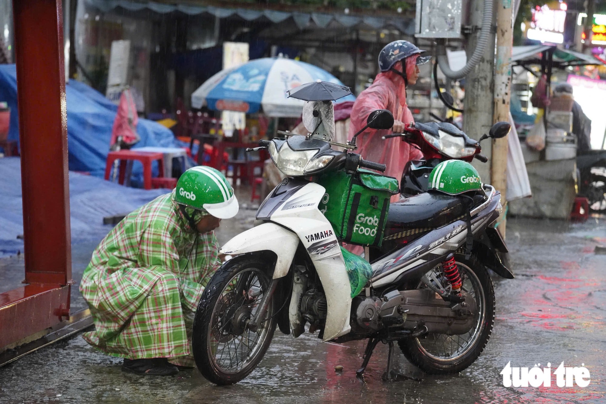 Mới 16h, toàn trung tâm TP.HCM mưa xối xả, ngập khắp nơi - Ảnh 6.