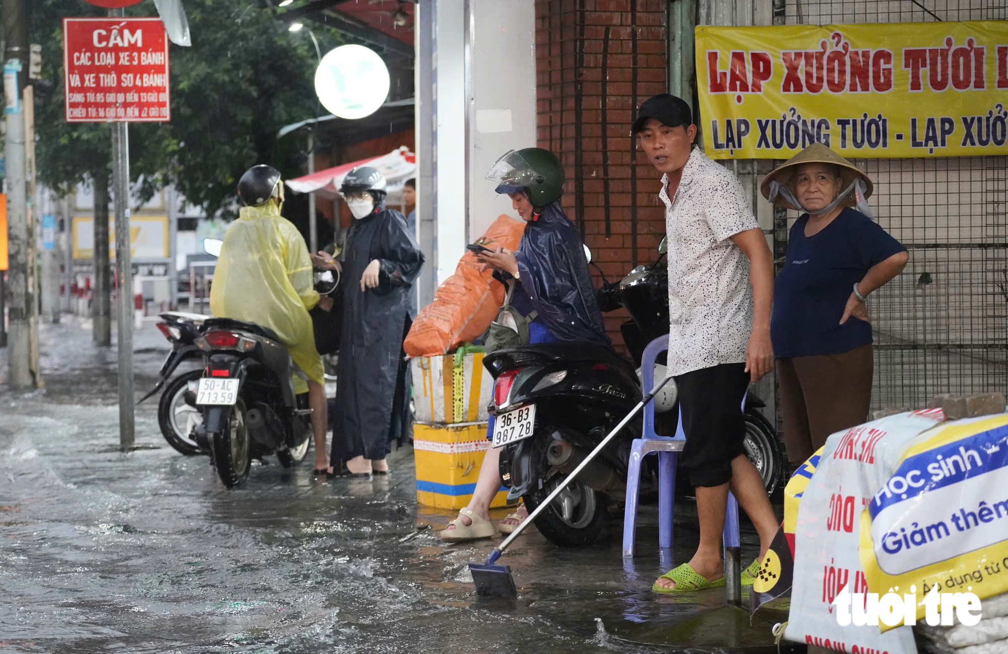 Mới 16h, toàn trung tâm TP.HCM mưa xối xả, ngập khắp nơi - Ảnh 7.
