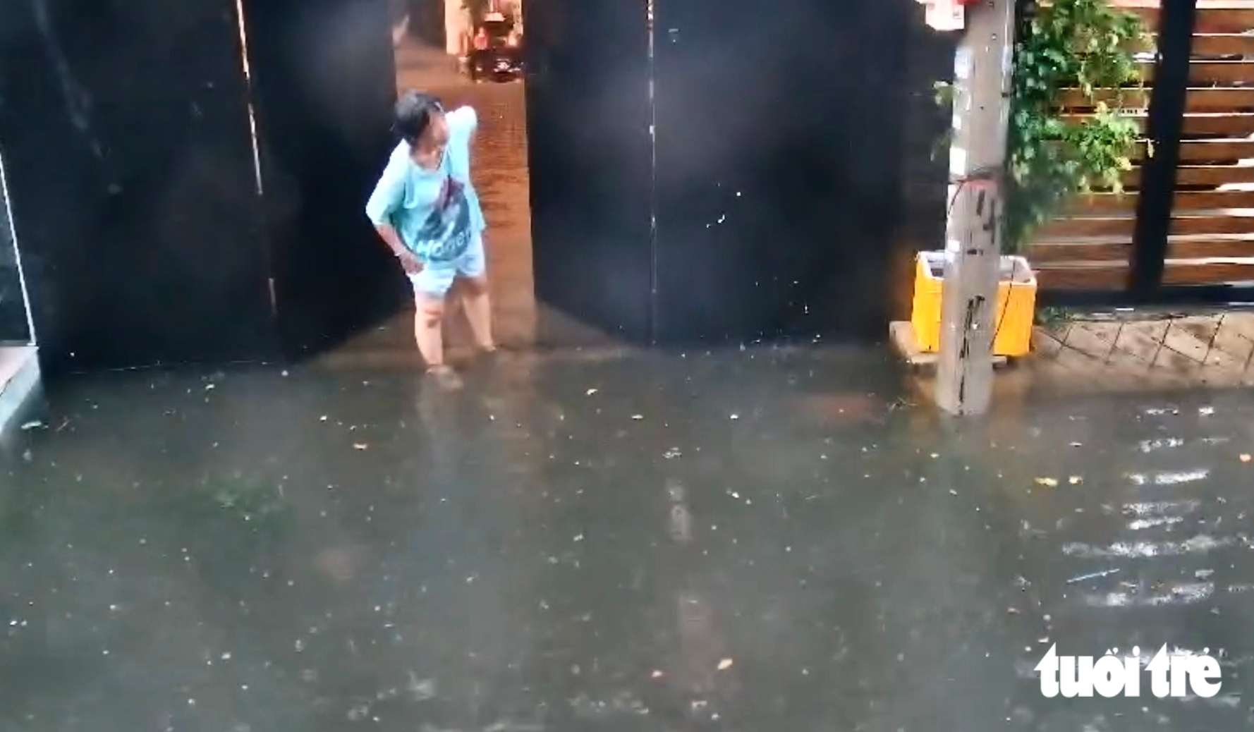 Mới 16h, toàn trung tâm TP.HCM mưa xối xả, ngập khắp nơi - Ảnh 10.