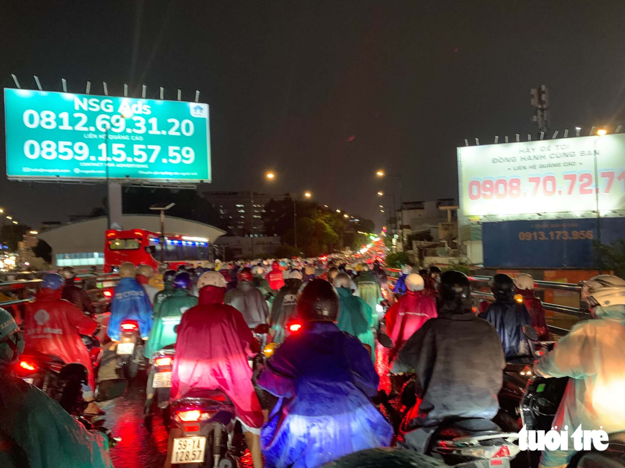 Mới 16h, toàn trung tâm TP.HCM mưa xối xả, ngập khắp nơi - Ảnh 9.