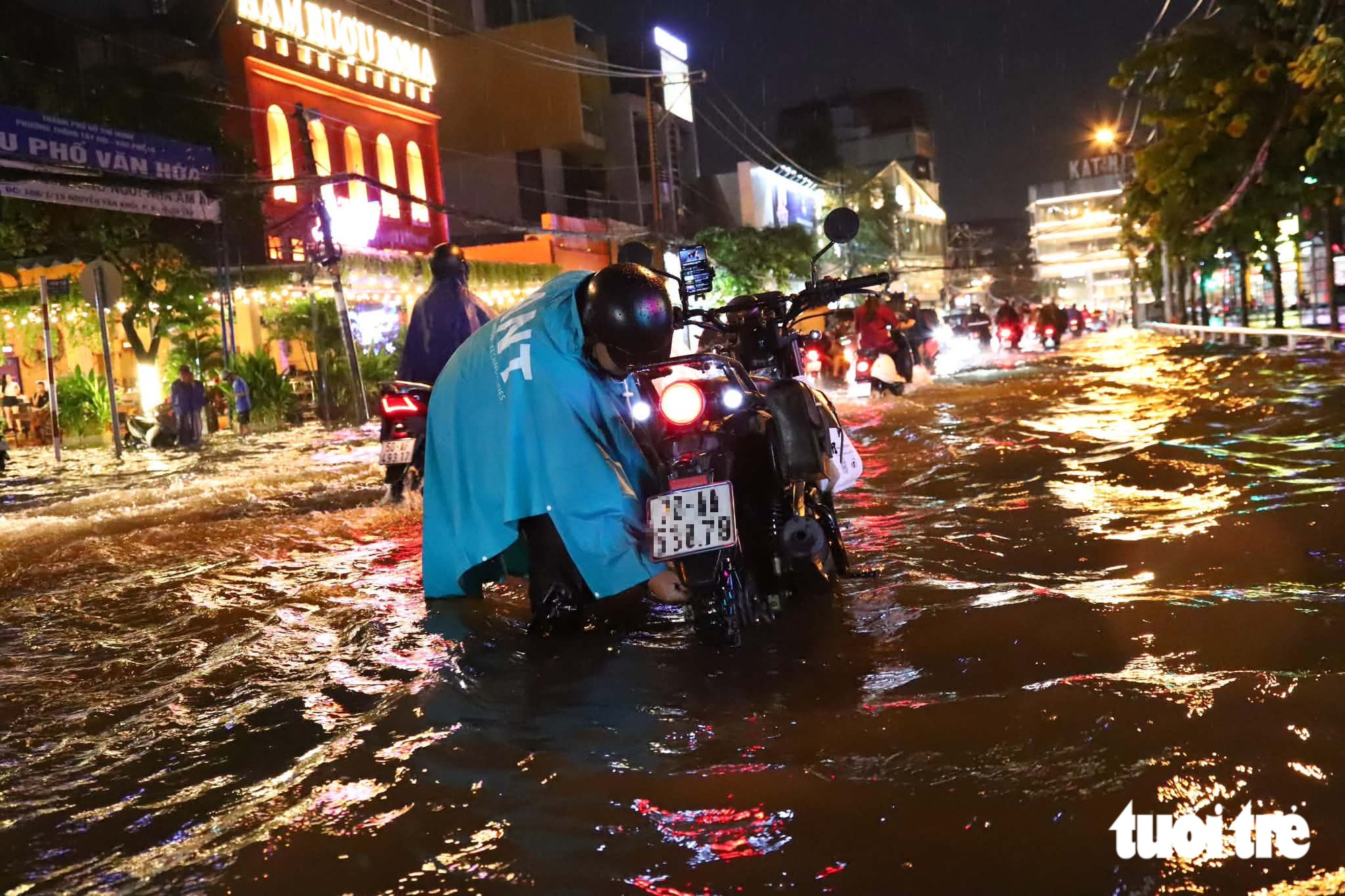 Mới 16h, toàn trung tâm TP.HCM mưa xối xả, ngập khắp nơi - Ảnh 14.