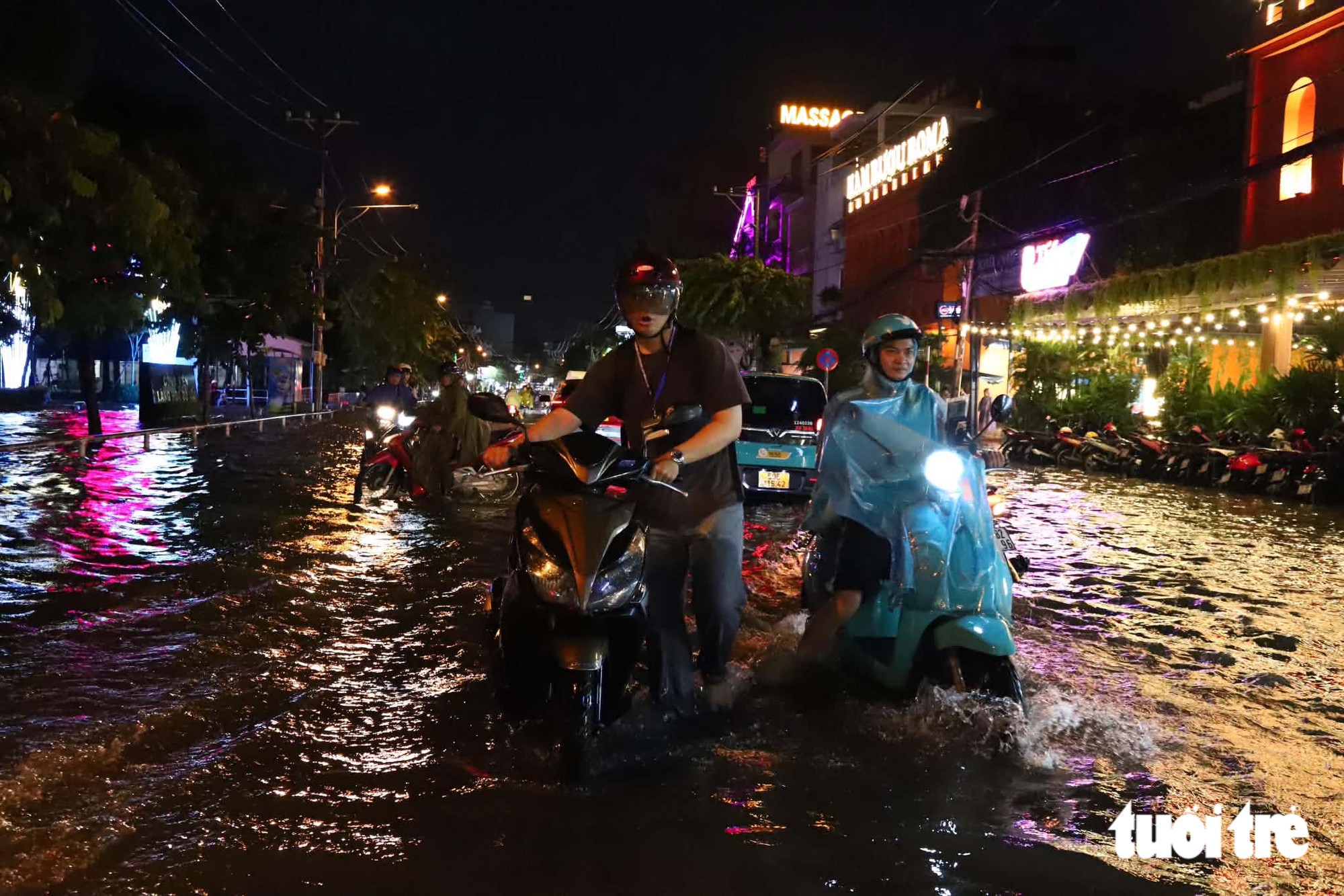 Mới 16h, toàn trung tâm TP.HCM mưa xối xả, ngập khắp nơi - Ảnh 15.