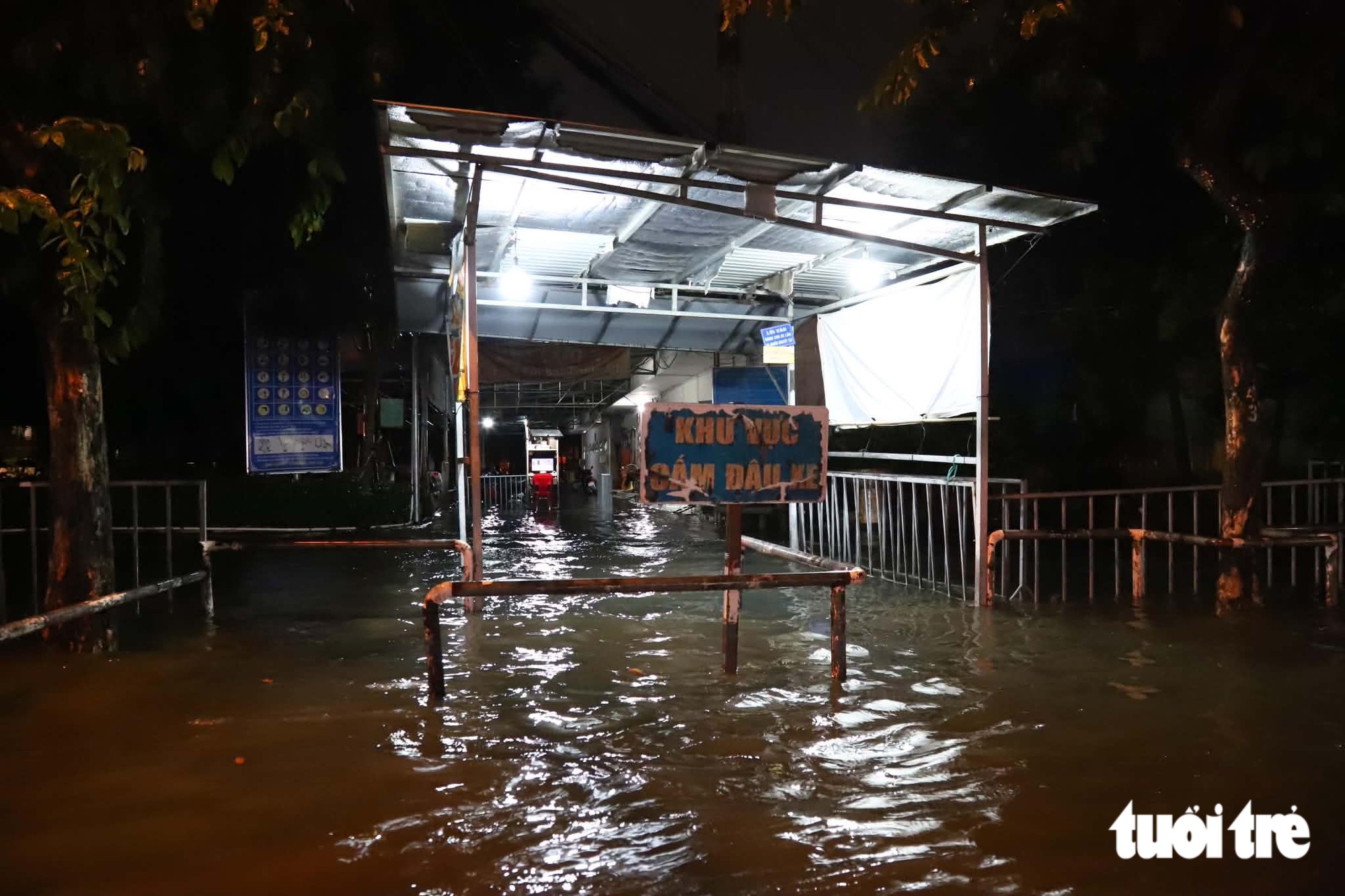 Mới 16h, toàn trung tâm TP.HCM mưa xối xả, ngập khắp nơi - Ảnh 16.
