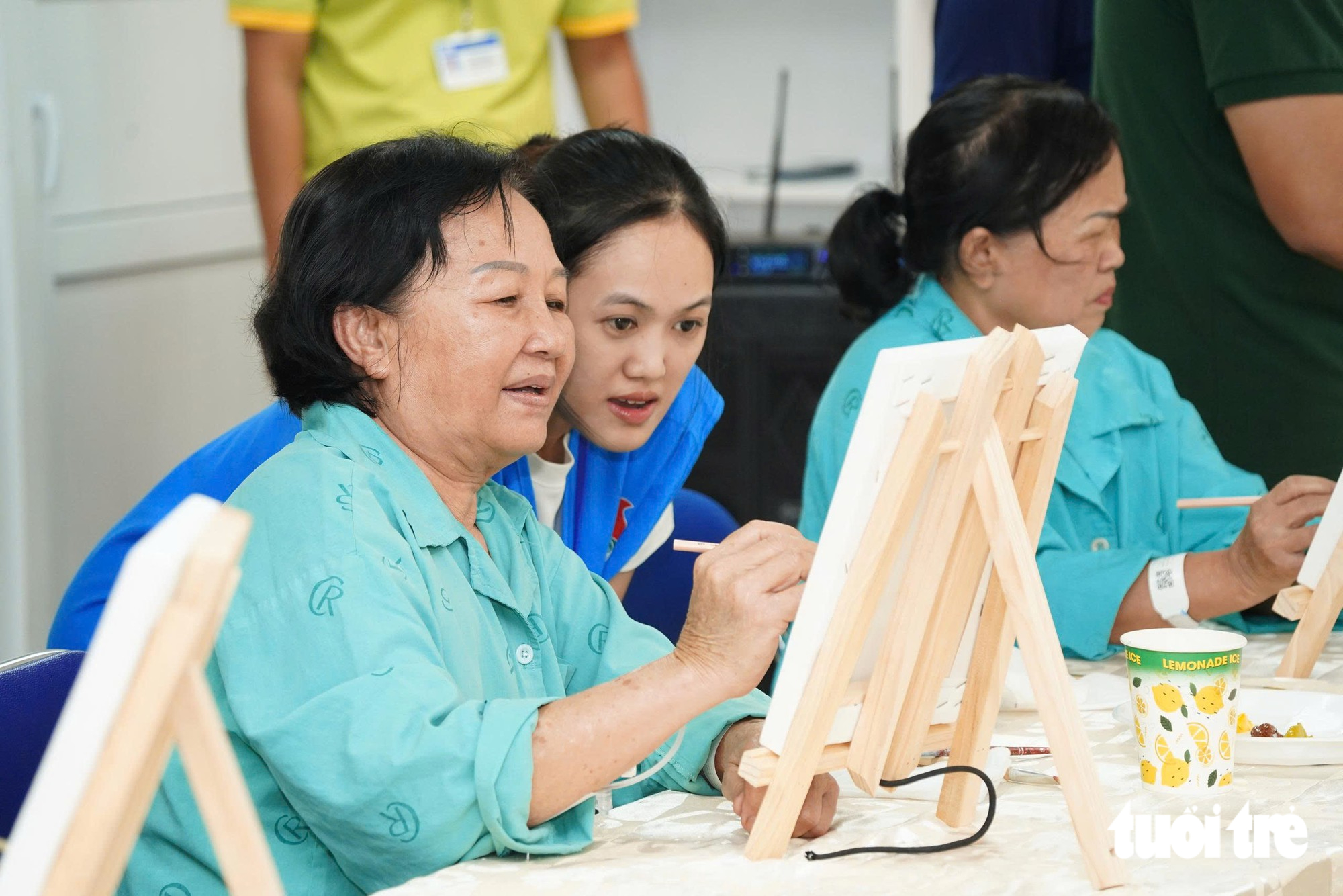 Bệnh nhân ung thư Bệnh viện Chợ Rẫy cầm cọ vẽ bức tranh của riêng mình — ảnh 5