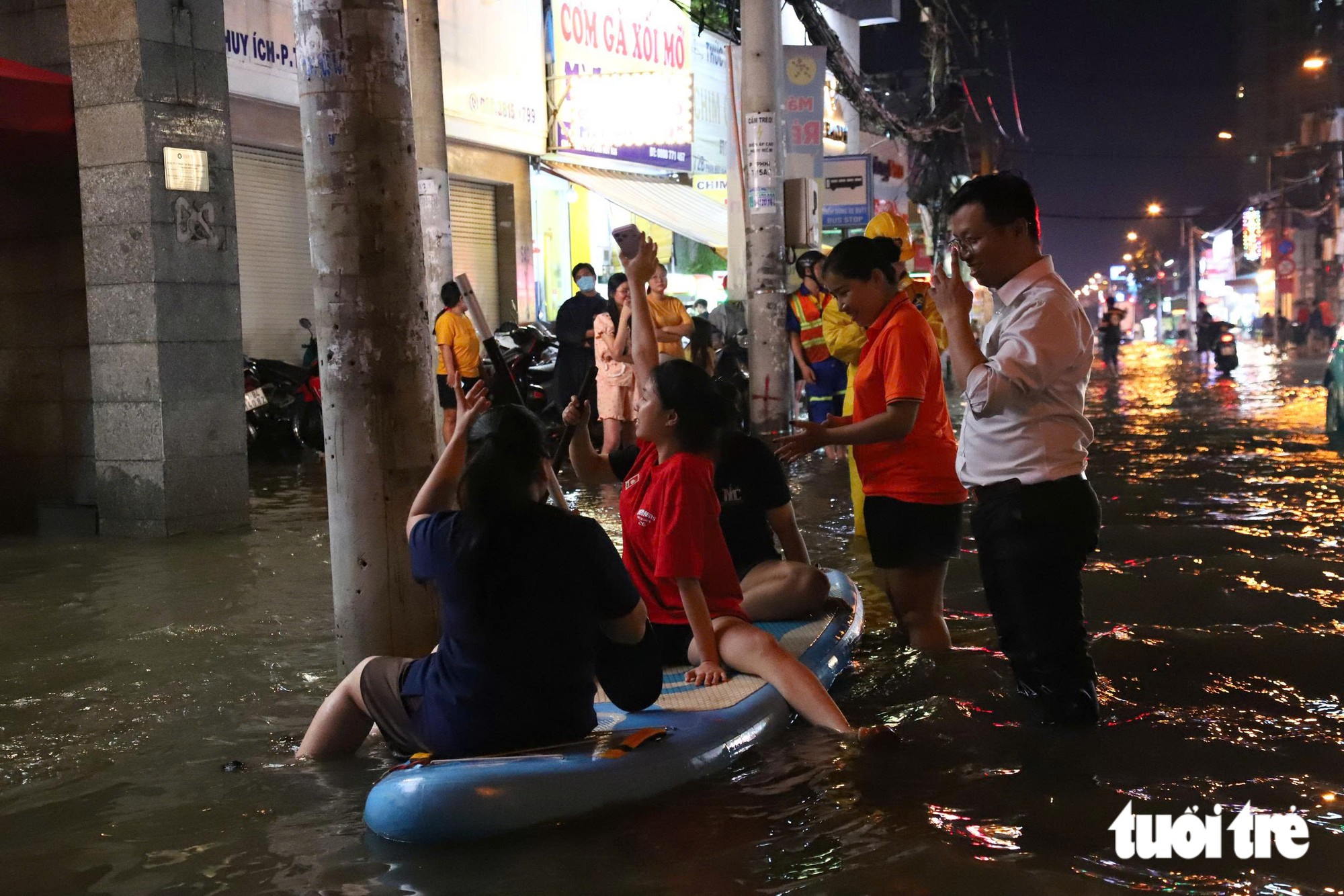 Đường Phan Huy ích ngập nặng nhất trong nhiều năm, xe buýt nước tràn vào chết máy - Ảnh 2.