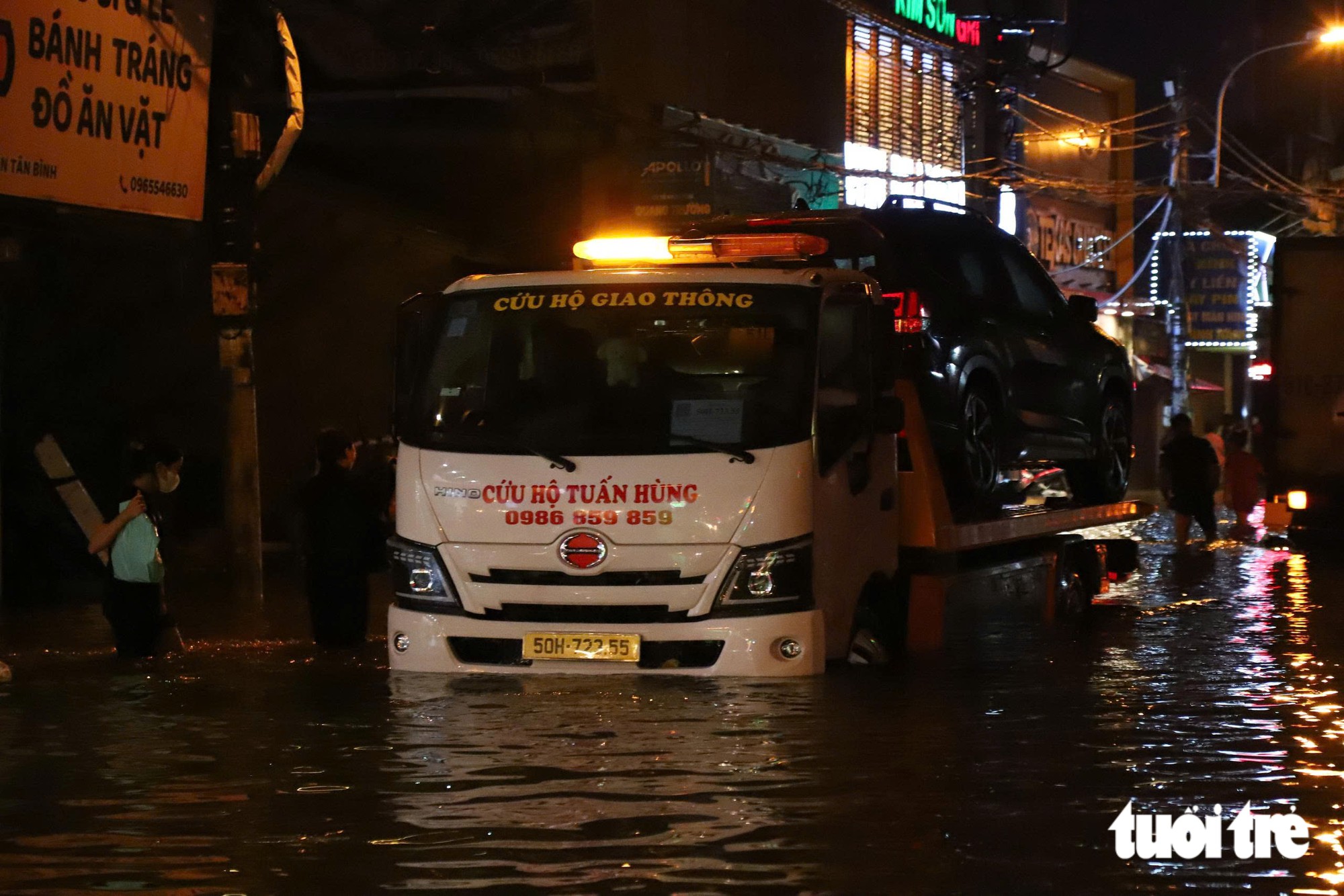 Đường Phan Huy ích ngập nặng nhất trong nhiều năm, xe buýt nước tràn vào chết máy - Ảnh 3.