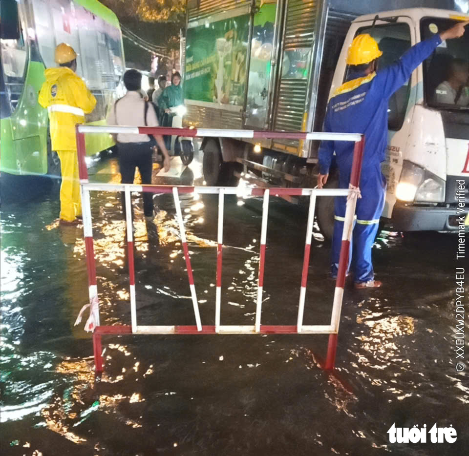 Đường Phan Huy ích ngập nặng nhất trong nhiều năm, xe buýt nước tràn vào chết máy - Ảnh 6.