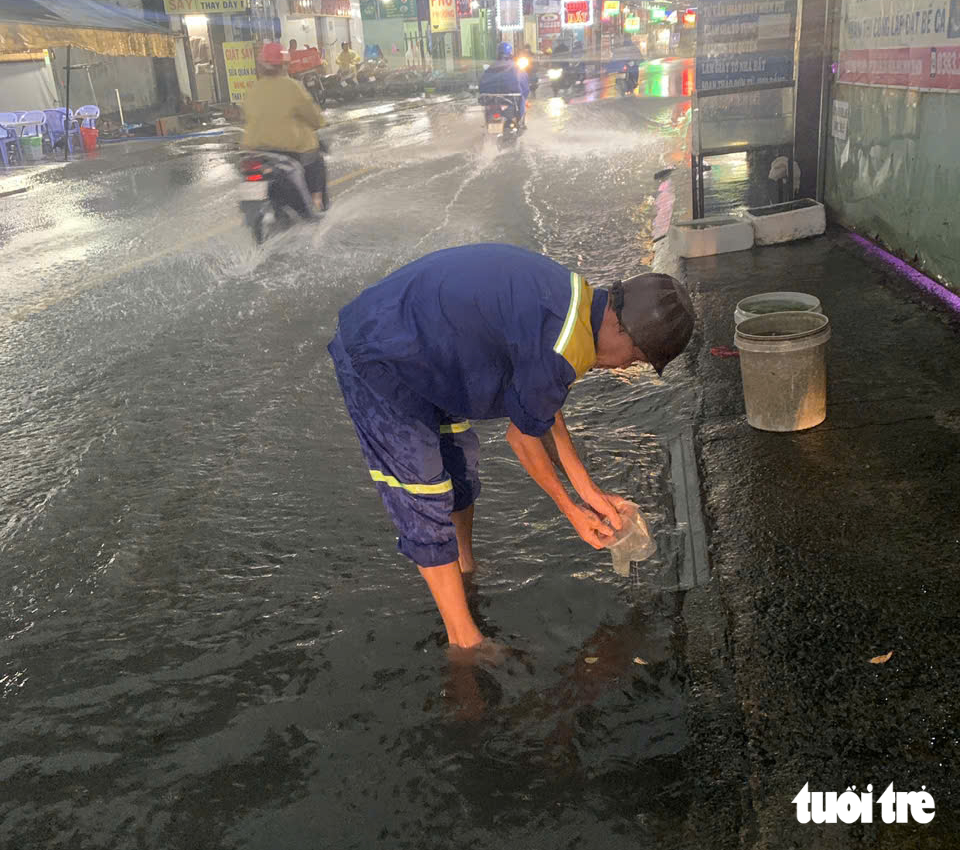 Đường Phan Huy ích ngập nặng nhất trong nhiều năm, xe buýt nước tràn vào chết máy - Ảnh 8.