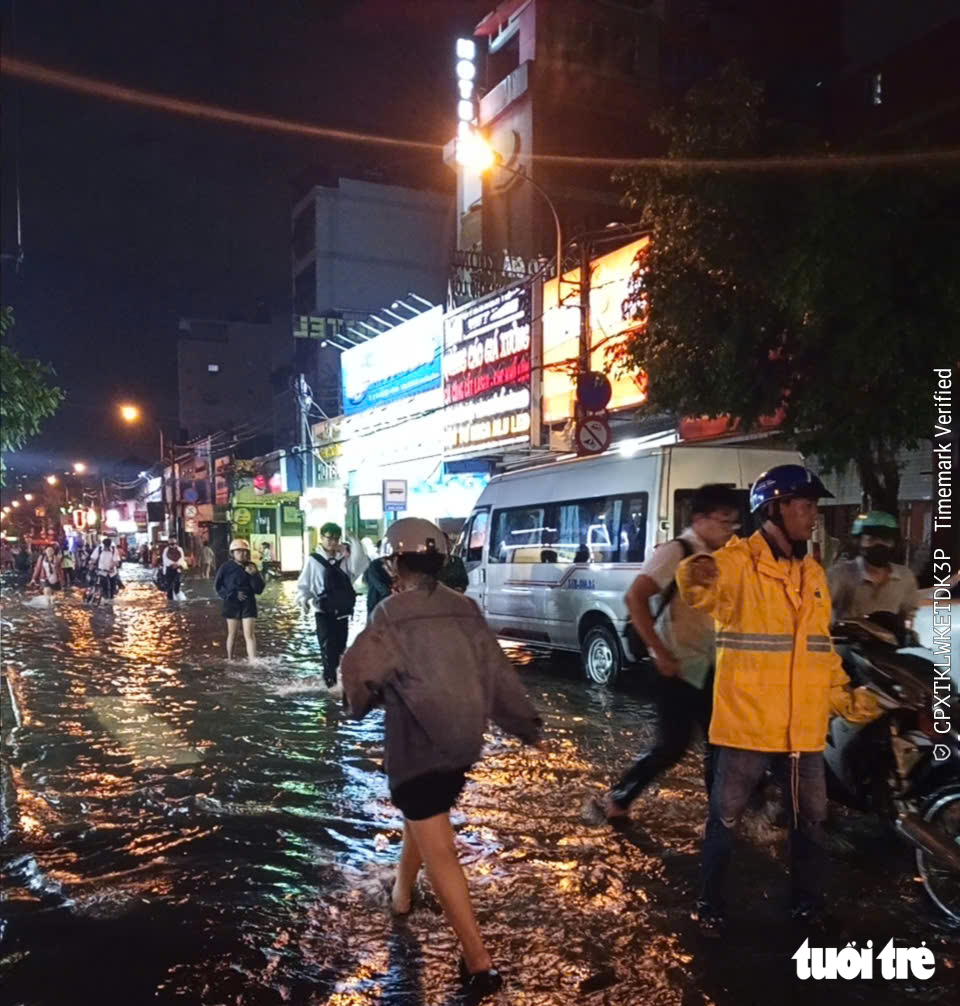 Đường Phan Huy ích ngập nặng nhất trong nhiều năm, xe buýt nước tràn vào chết máy - Ảnh 9.