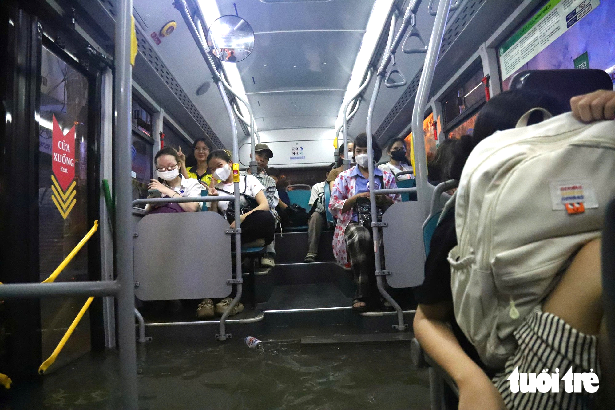 Đường Phan Huy ích ngập nặng nhất trong nhiều năm, xe buýt nước tràn vào chết máy - Ảnh 1.