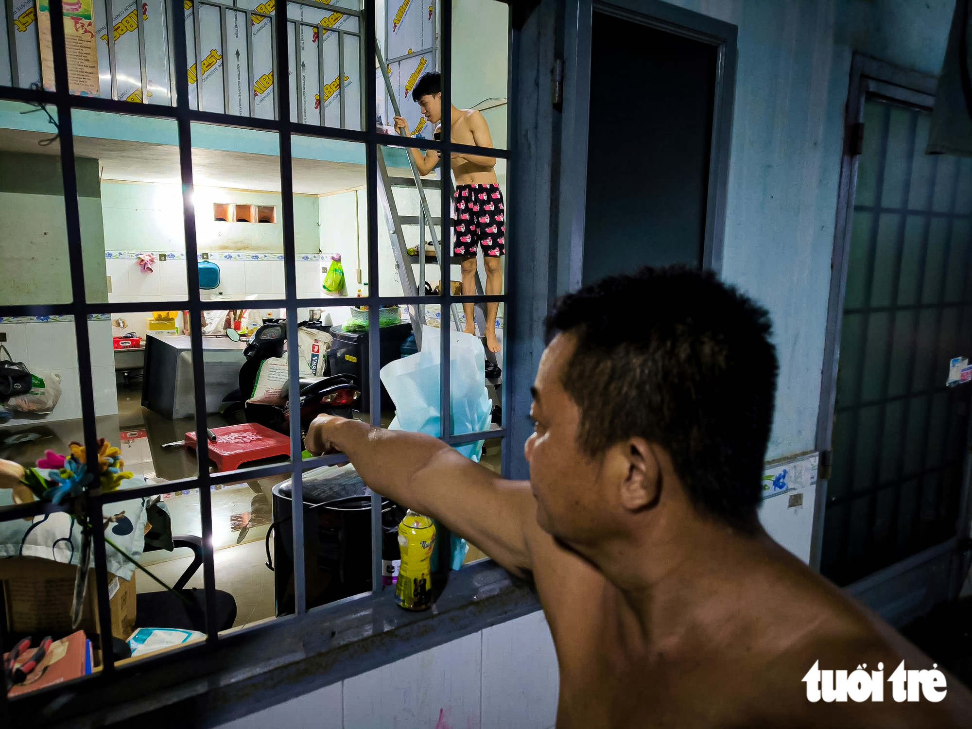 Nước từ rạch bất ngờ ùa vào, hàng trăm nhà dân phường Thủ Đức ngập sâu trong đêm - Ảnh 1.