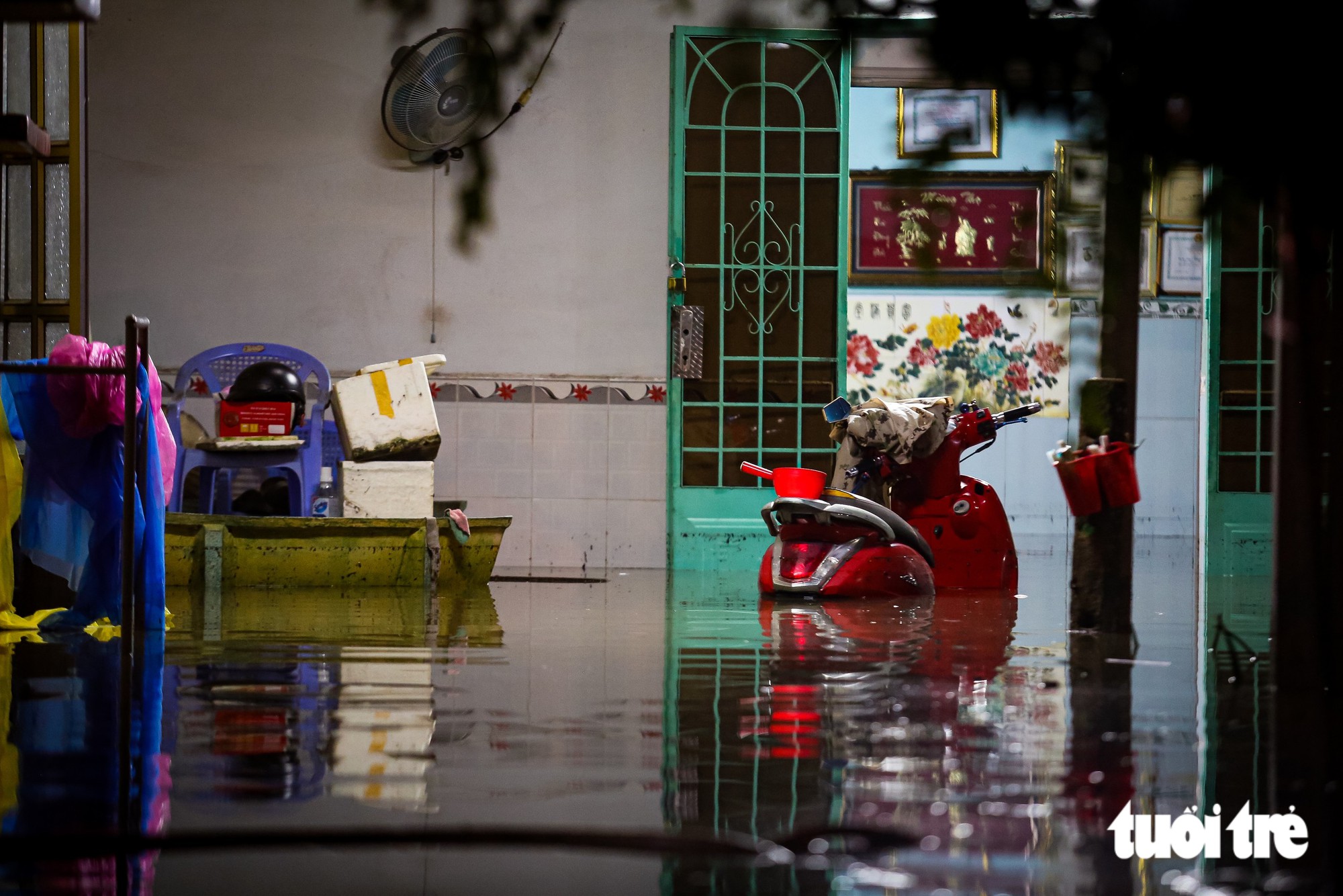 Nước từ rạch bất ngờ ùa vào, hàng trăm nhà dân phường Thủ Đức ngập sâu trong đêm - Ảnh 6.