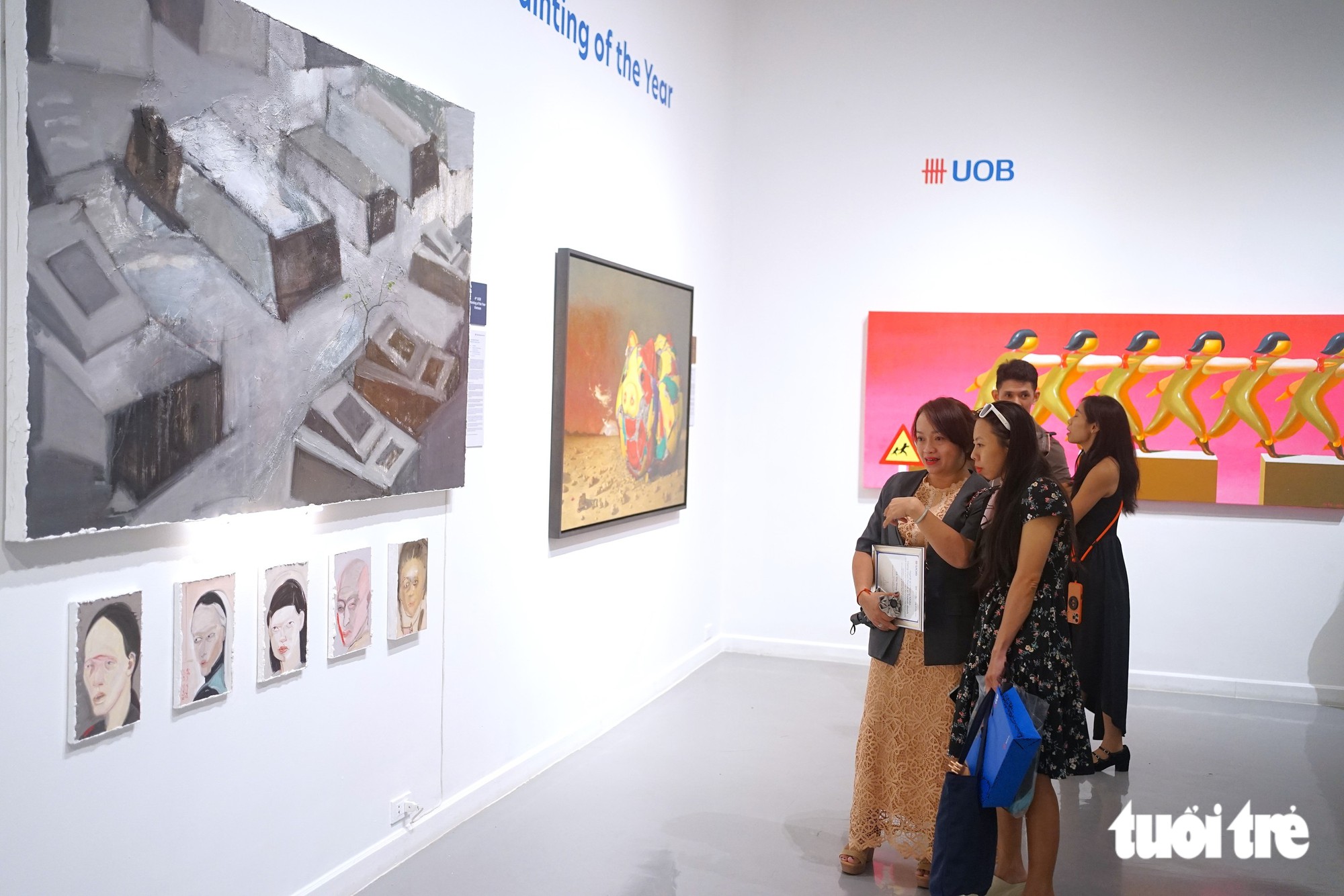 ‘Sự sống, sự chết và đèn neon’ đoạt giải UOB Painting of the Year 2026 - Ảnh 3.