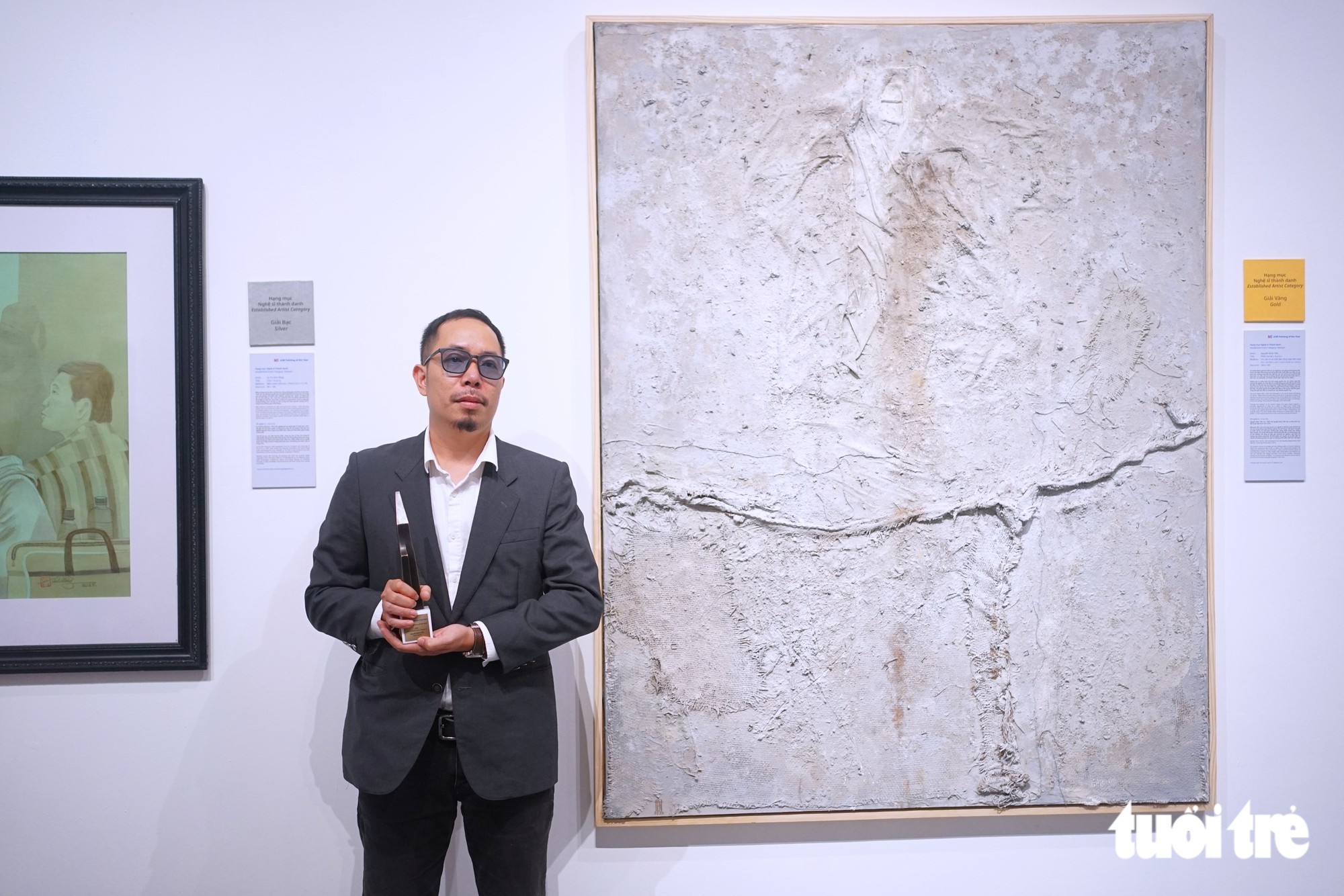 ‘Sự sống, sự chết và đèn neon’ đoạt giải UOB Painting of the Year 2026 - Ảnh 4.
