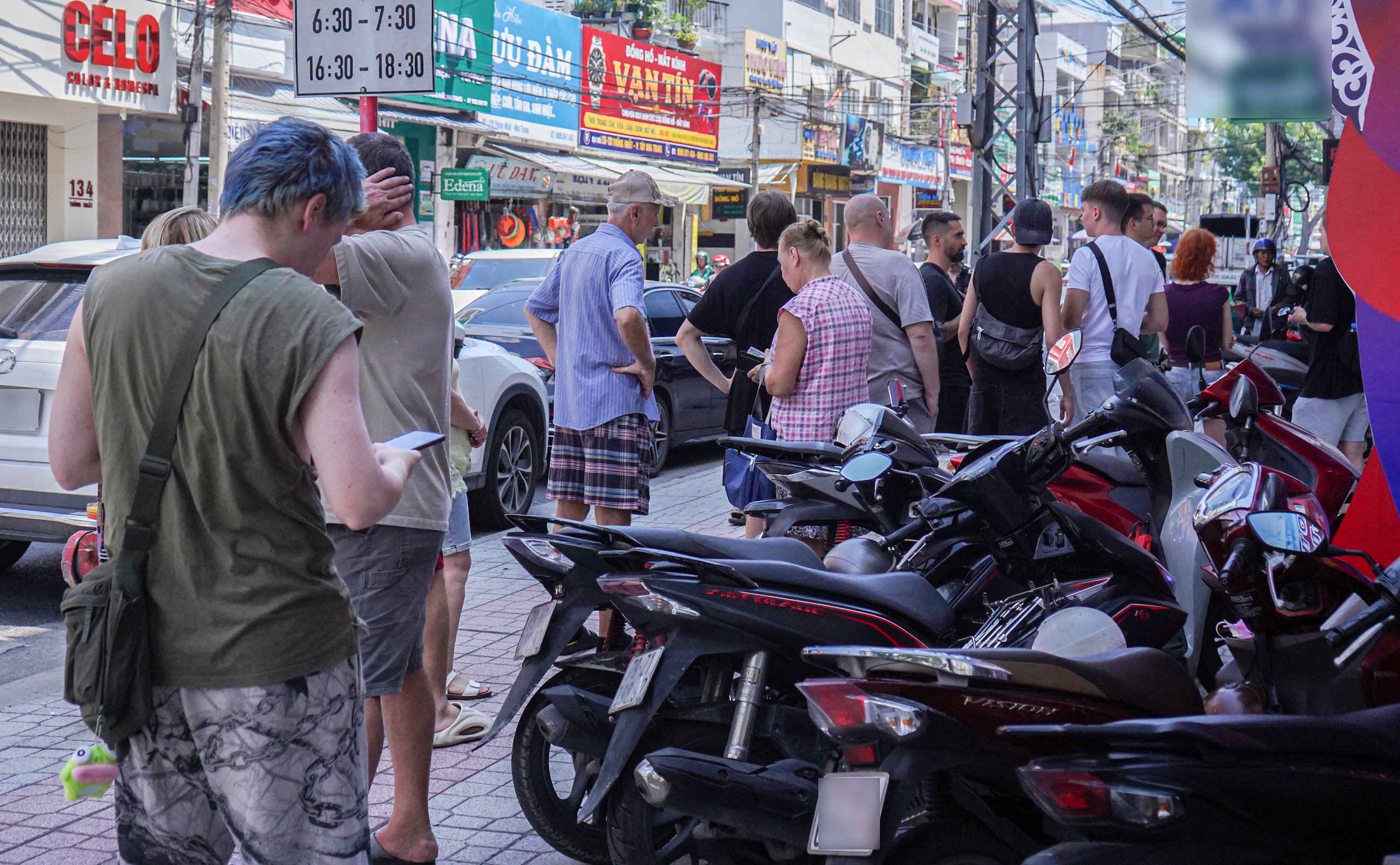 Lí do du khách nước ngoài xếp hàng dài chờ rút tiền ở Nha Trang - Ảnh 2.