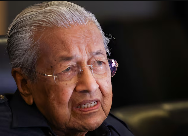 Former Malaysian PM Mahathir, 101, admitted to hospital for observation- Ảnh 1.
