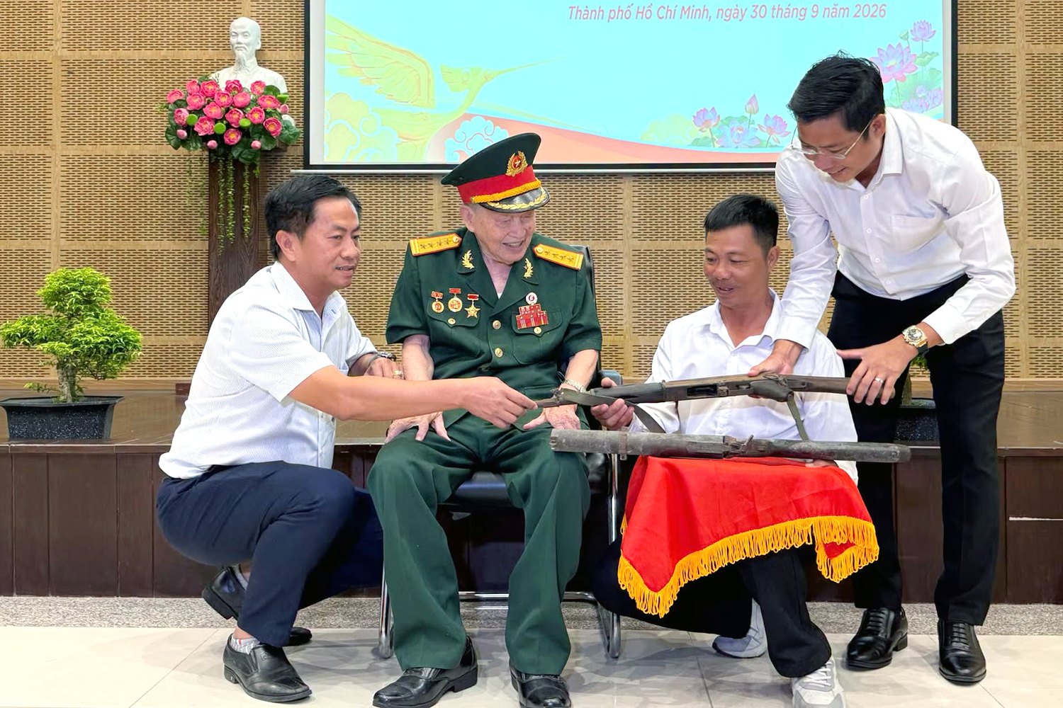 Đại tá Tư Cang tặng hai khẩu súng kỷ vật chiến tranh cho Bảo tàng - Thư viện Bà Rịa - Vũng Tàu - Ảnh 1.