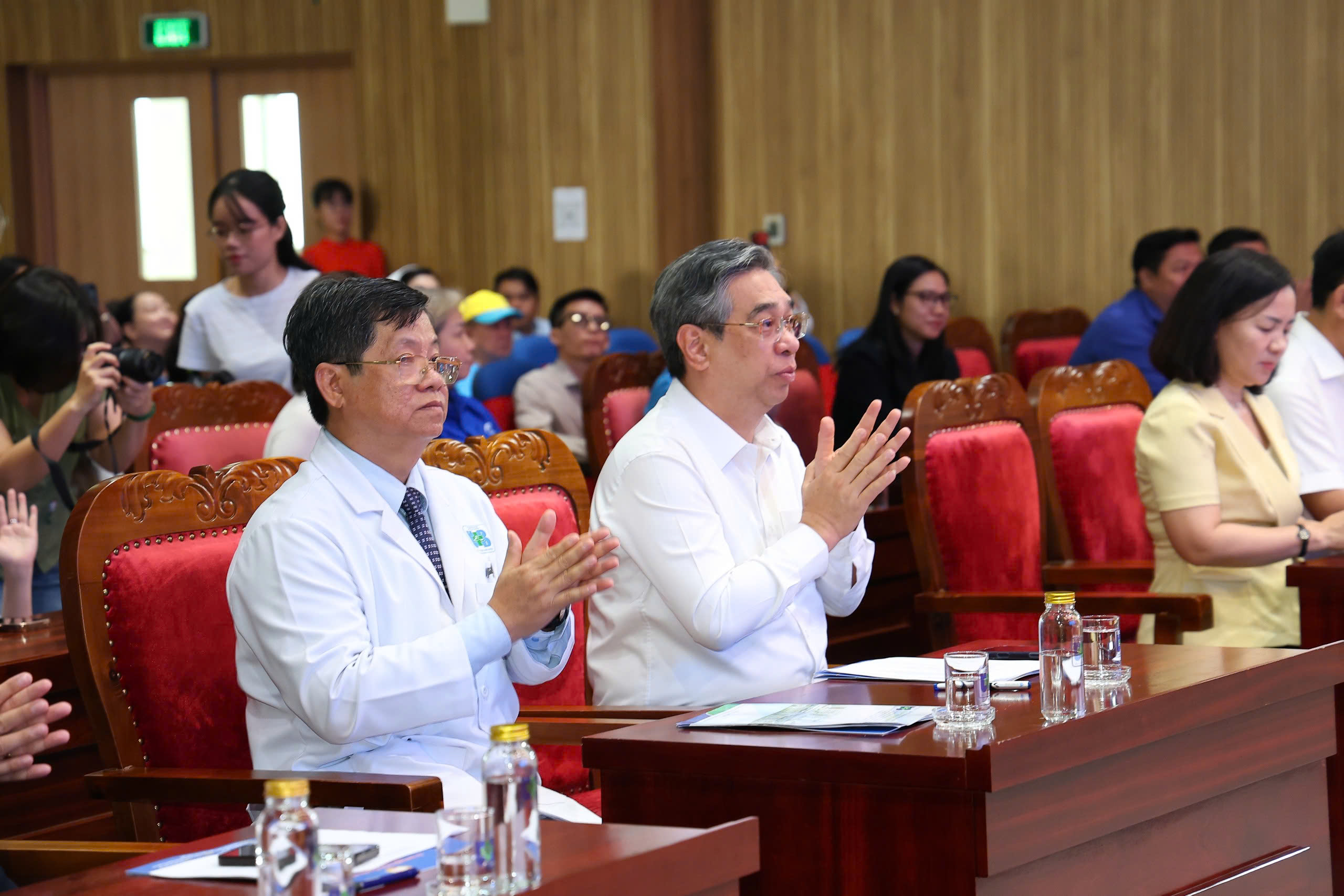 Tiếng trống khai giảng giữa bệnh viện: 'Con muốn được hết bệnh để đi học cùng với bạn' - Ảnh 4.