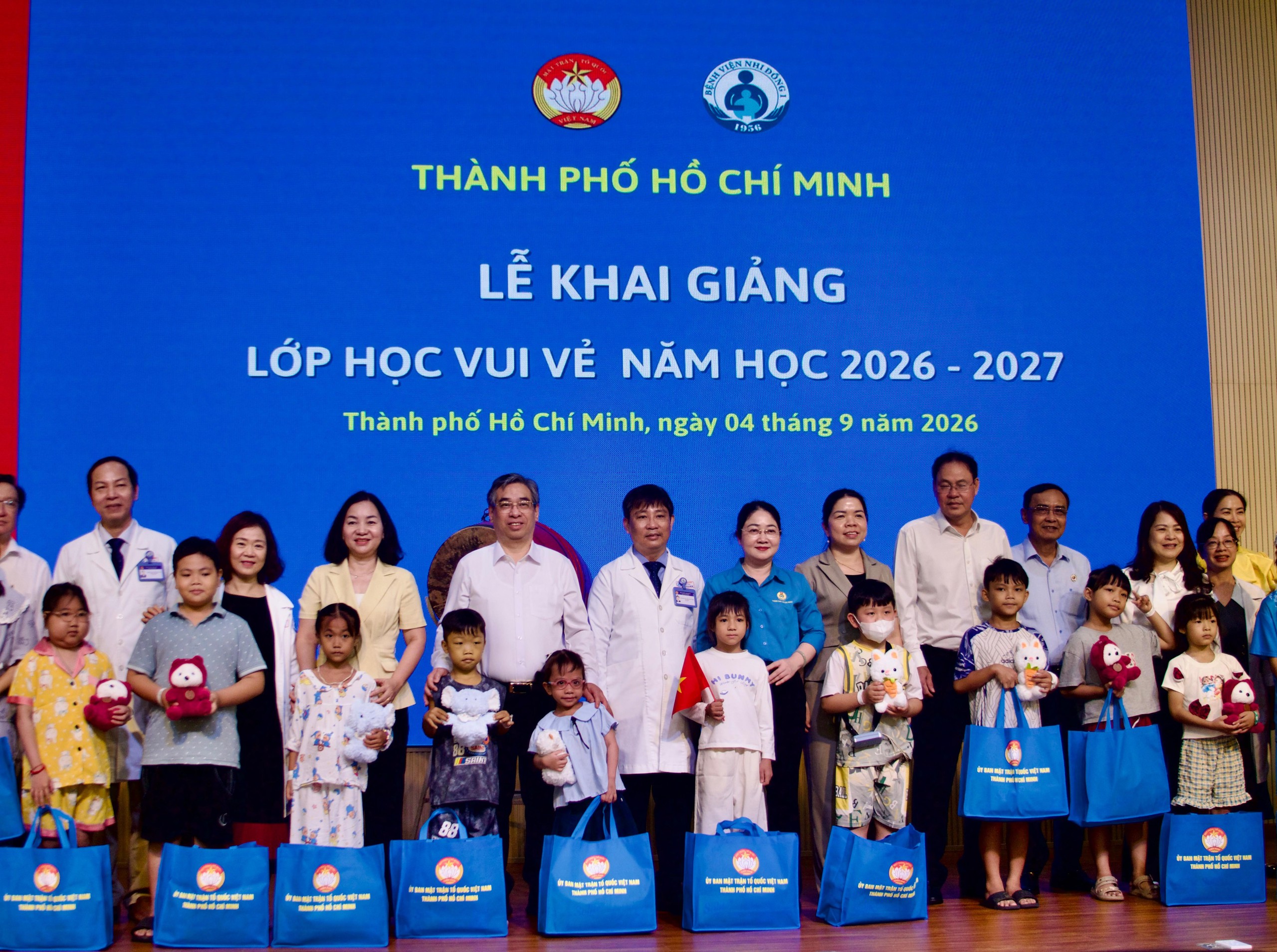 Tiếng trống khai giảng giữa bệnh viện: 'Con muốn được hết bệnh để đi học cùng với bạn' - Ảnh 9.