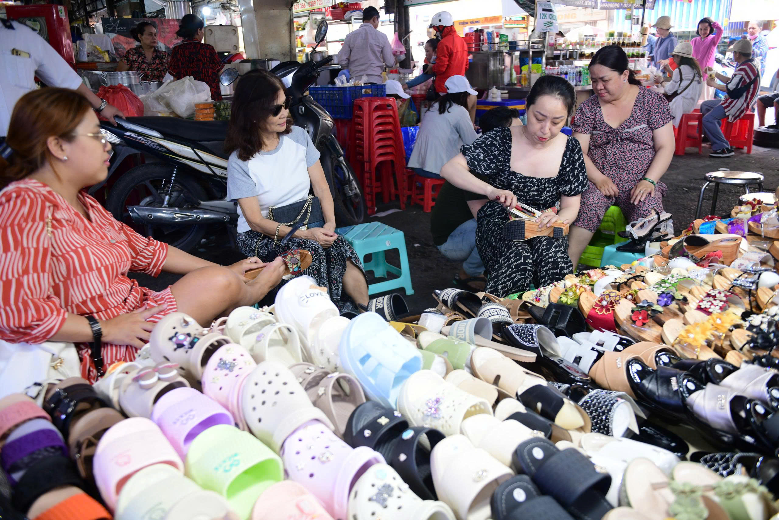 Hơn 15.800 doanh nghiệp bán buôn, bán lẻ giải thể trong 8 tháng - Ảnh 1.