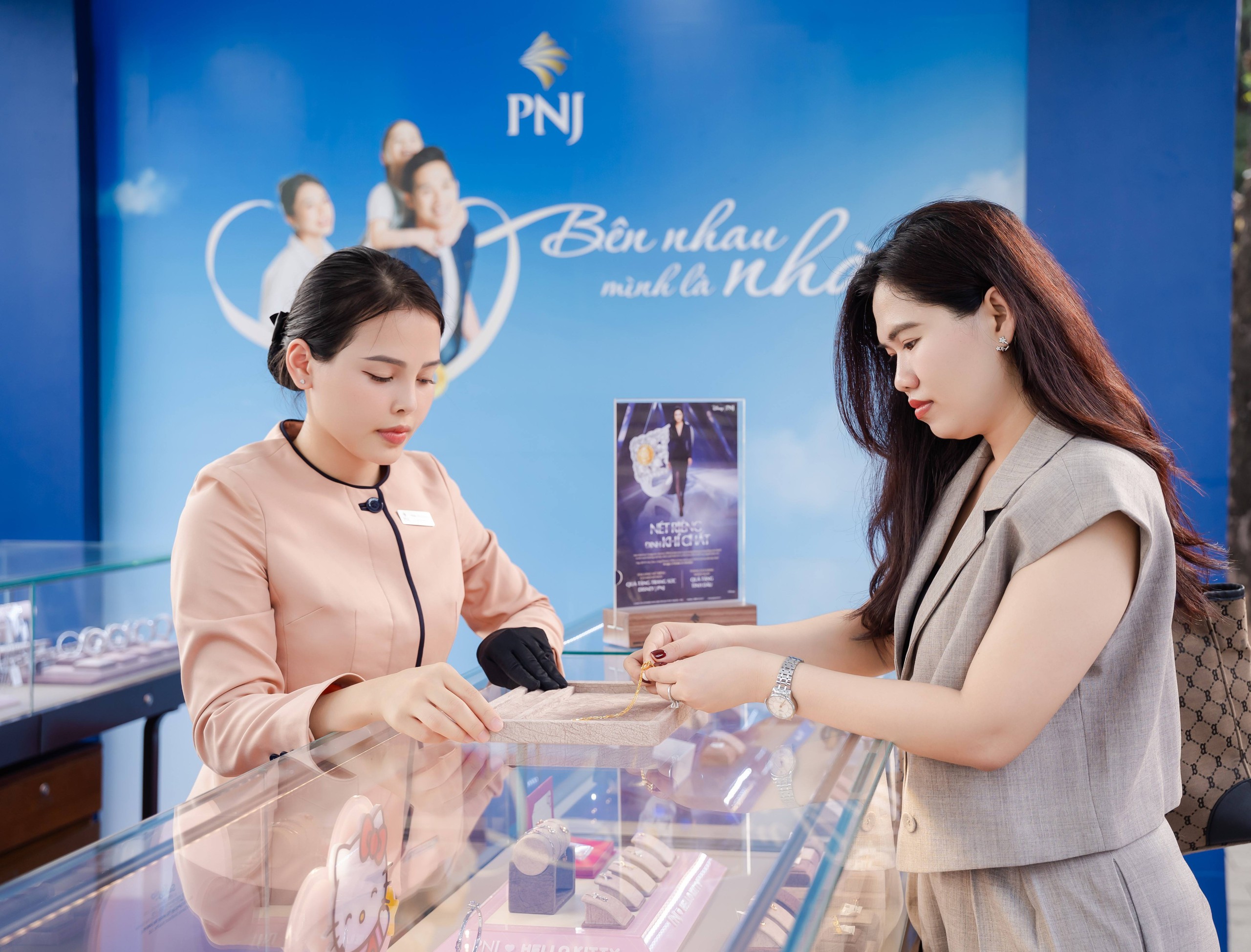 PNJ mua lại gần 5.000 tỉ đồng tiền hàng trong 2 tháng qua, tổn thất 1.446 tỉ đồng - Ảnh 1.